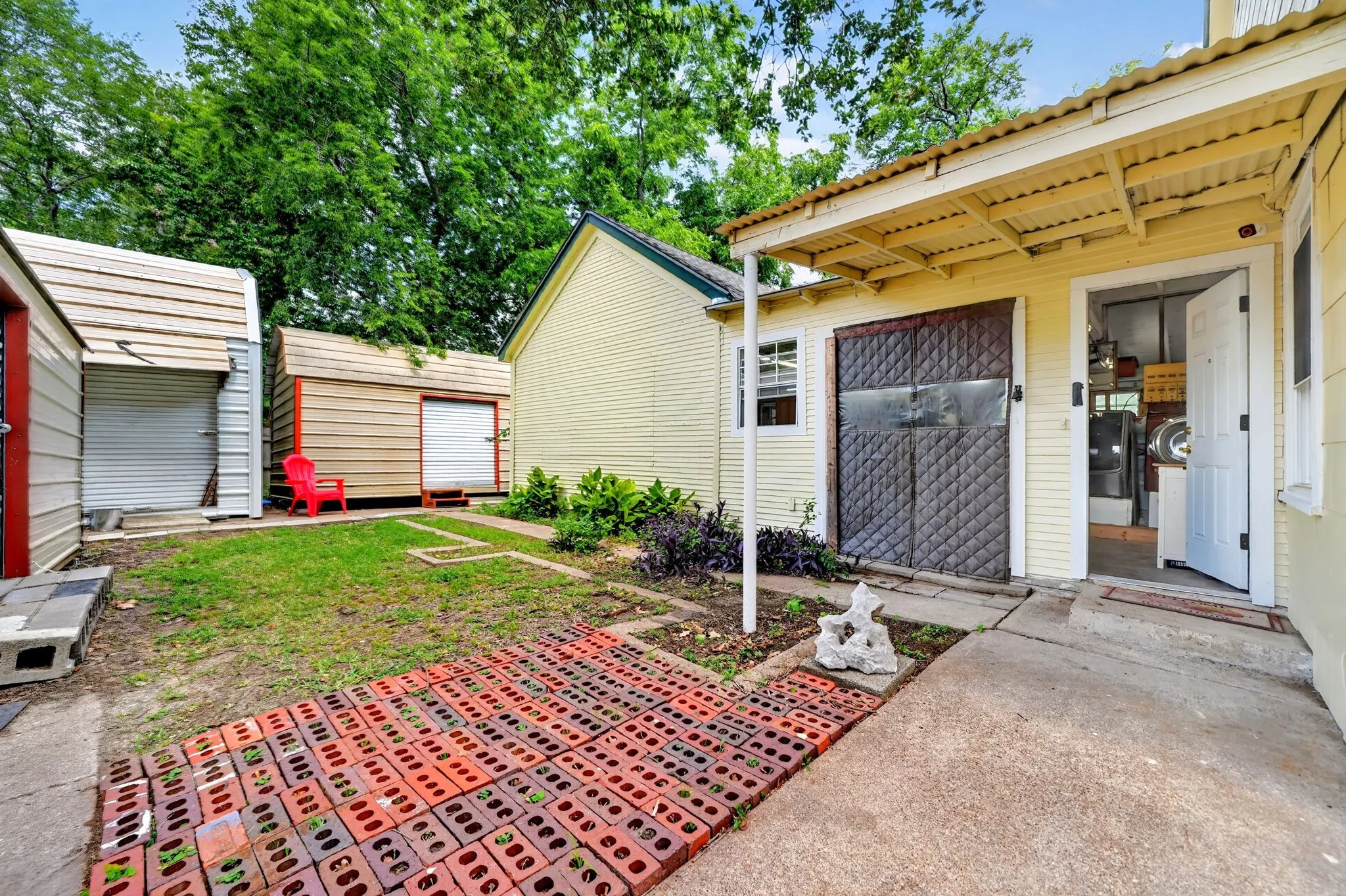 Single Family Residence For Sale in Kaufman County , 205 Wykagyl Street, Kaufman, Texas 75142, 3 Bedroom, 2 Bathroom, Garage spaces, 1,619 Sqft, built in 1900, mls#21338908, Real Estate Agent in Kaufman, Homes For Sale in Kaufman county, Homes For Sale in Kaufman, Realtor in Kaufman Texas, Real Estate Brokerage Independent Realty Texas, Luminita Cordes Realtor