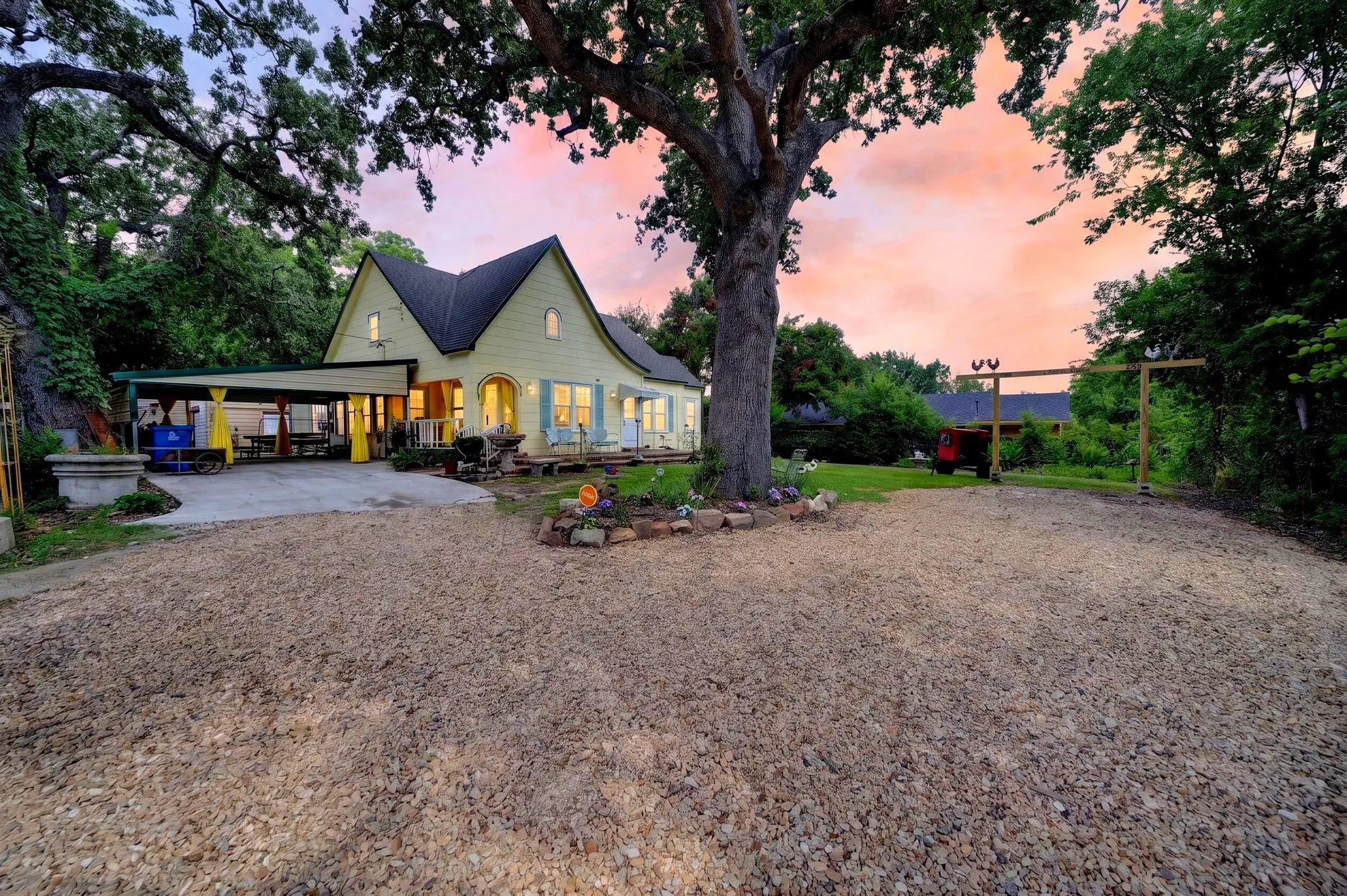 Single Family Residence For Sale in Kaufman County , 205 Wykagyl Street, Kaufman, Texas 75142, 3 Bedroom, 2 Bathroom, Garage spaces, 1,619 Sqft, built in 1900, mls#21338908, Real Estate Agent in Kaufman, Homes For Sale in Kaufman county, Homes For Sale in Kaufman, Realtor in Kaufman Texas, Real Estate Brokerage Independent Realty Texas, Luminita Cordes Realtor