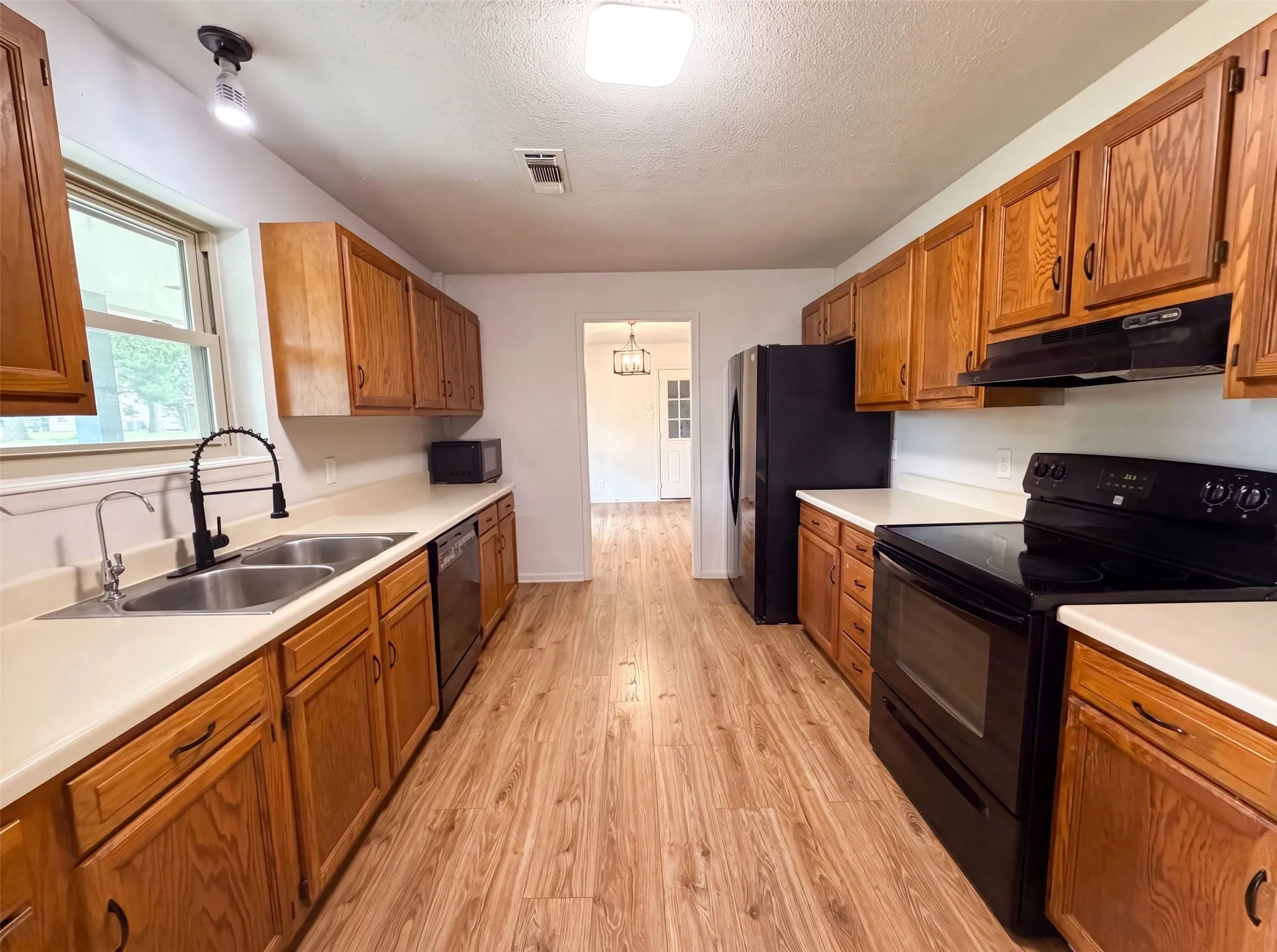 Single Family Residence For Sale in Grayson County , 5204 Camino Dos Lagos Drive, Sherman, Texas 75090, 3 Bedroom, 2 Bathroom, 2 Garage spaces, 1,760 Sqft, built in 1988, mls#21342476, Real Estate Agent in Sherman, Homes For Sale in Grayson county, Homes For Sale in Sherman, Realtor in Sherman Texas, Real Estate Brokerage Independent Realty Texas, Luminita Cordes Realtor