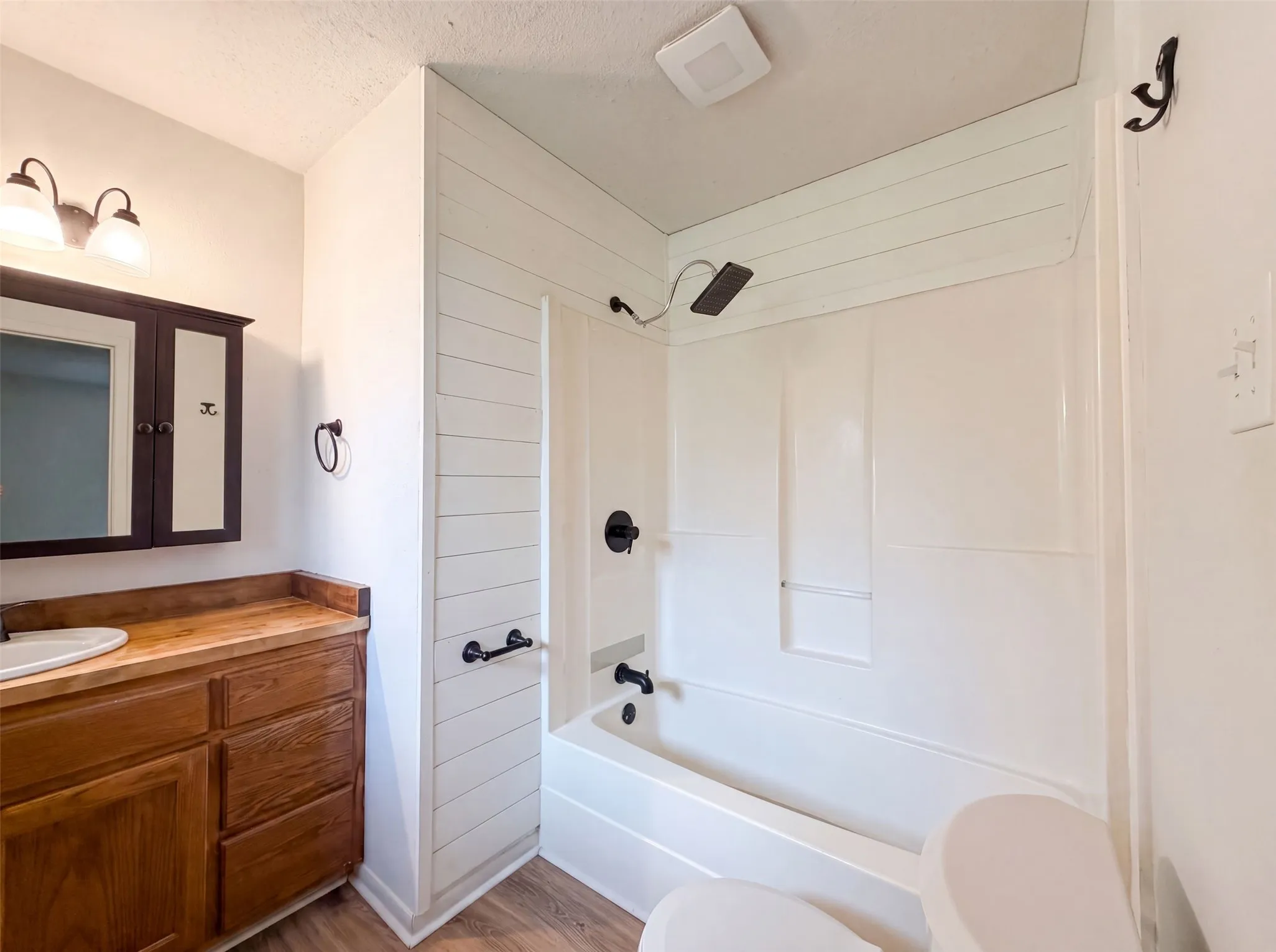 Single Family Residence For Sale in Grayson County , 5204 Camino Dos Lagos Drive, Sherman, Texas 75090, 3 Bedroom, 2 Bathroom, 2 Garage spaces, 1,760 Sqft, built in 1988, mls#21342476, Real Estate Agent in Sherman, Homes For Sale in Grayson county, Homes For Sale in Sherman, Realtor in Sherman Texas, Real Estate Brokerage Independent Realty Texas, Luminita Cordes Realtor