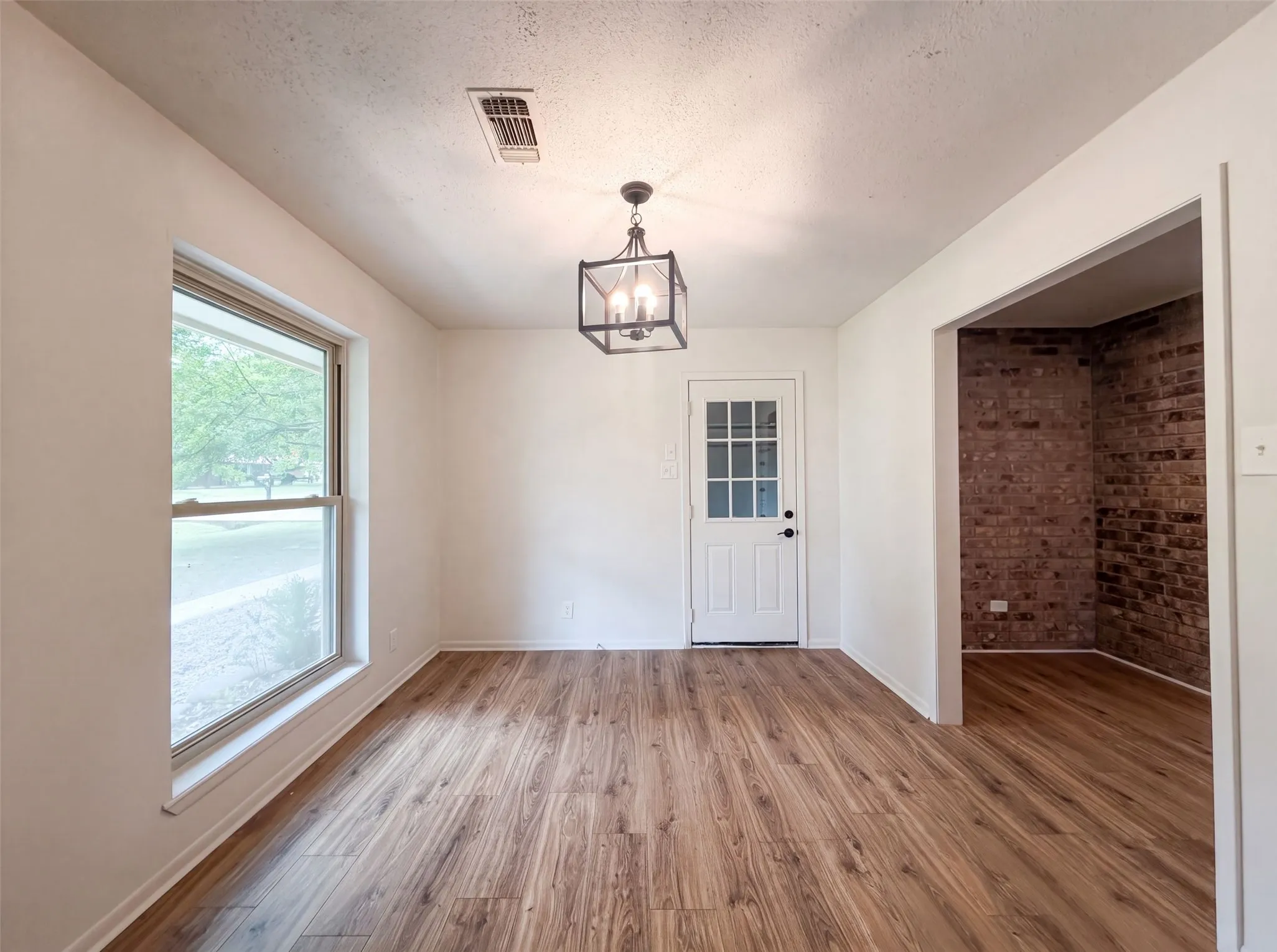 Single Family Residence For Sale in Grayson County , 5204 Camino Dos Lagos Drive, Sherman, Texas 75090, 3 Bedroom, 2 Bathroom, 2 Garage spaces, 1,760 Sqft, built in 1988, mls#21342476, Real Estate Agent in Sherman, Homes For Sale in Grayson county, Homes For Sale in Sherman, Realtor in Sherman Texas, Real Estate Brokerage Independent Realty Texas, Luminita Cordes Realtor