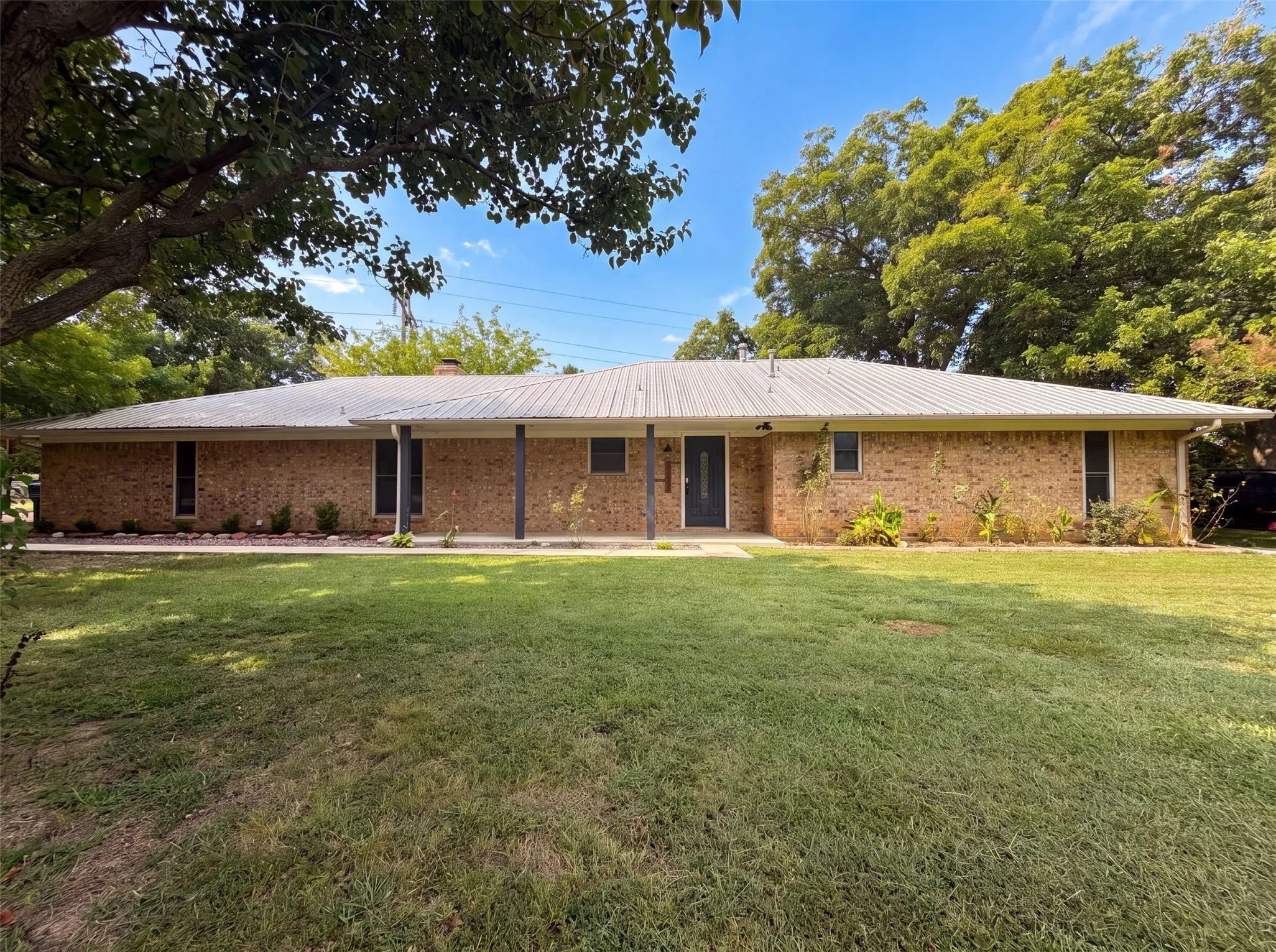 Single Family Residence For Sale in Grayson County , 5204 Camino Dos Lagos Drive, Sherman, Texas 75090, 3 Bedroom, 2 Bathroom, 2 Garage spaces, 1,760 Sqft, built in 1988, mls#21342476, Real Estate Agent in Sherman, Homes For Sale in Grayson county, Homes For Sale in Sherman, Realtor in Sherman Texas, Real Estate Brokerage Independent Realty Texas, Luminita Cordes Realtor