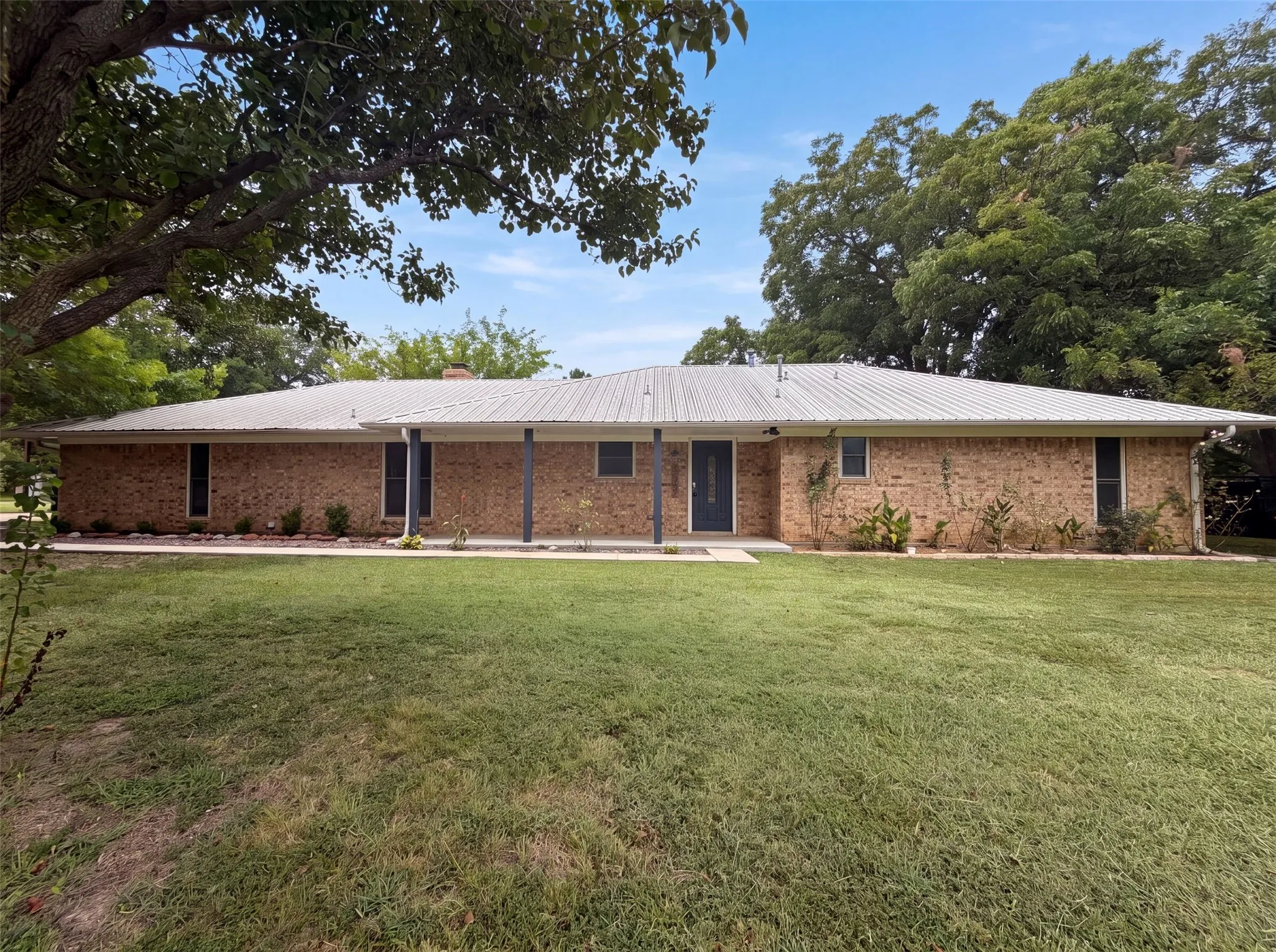 Single Family Residence For Sale in Grayson County , 5204 Camino Dos Lagos Drive, Sherman, Texas 75090, 3 Bedroom, 2 Bathroom, 2 Garage spaces, 1,760 Sqft, built in 1988, mls#21342476, Real Estate Agent in Sherman, Homes For Sale in Grayson county, Homes For Sale in Sherman, Realtor in Sherman Texas, Real Estate Brokerage Independent Realty Texas, Luminita Cordes Realtor