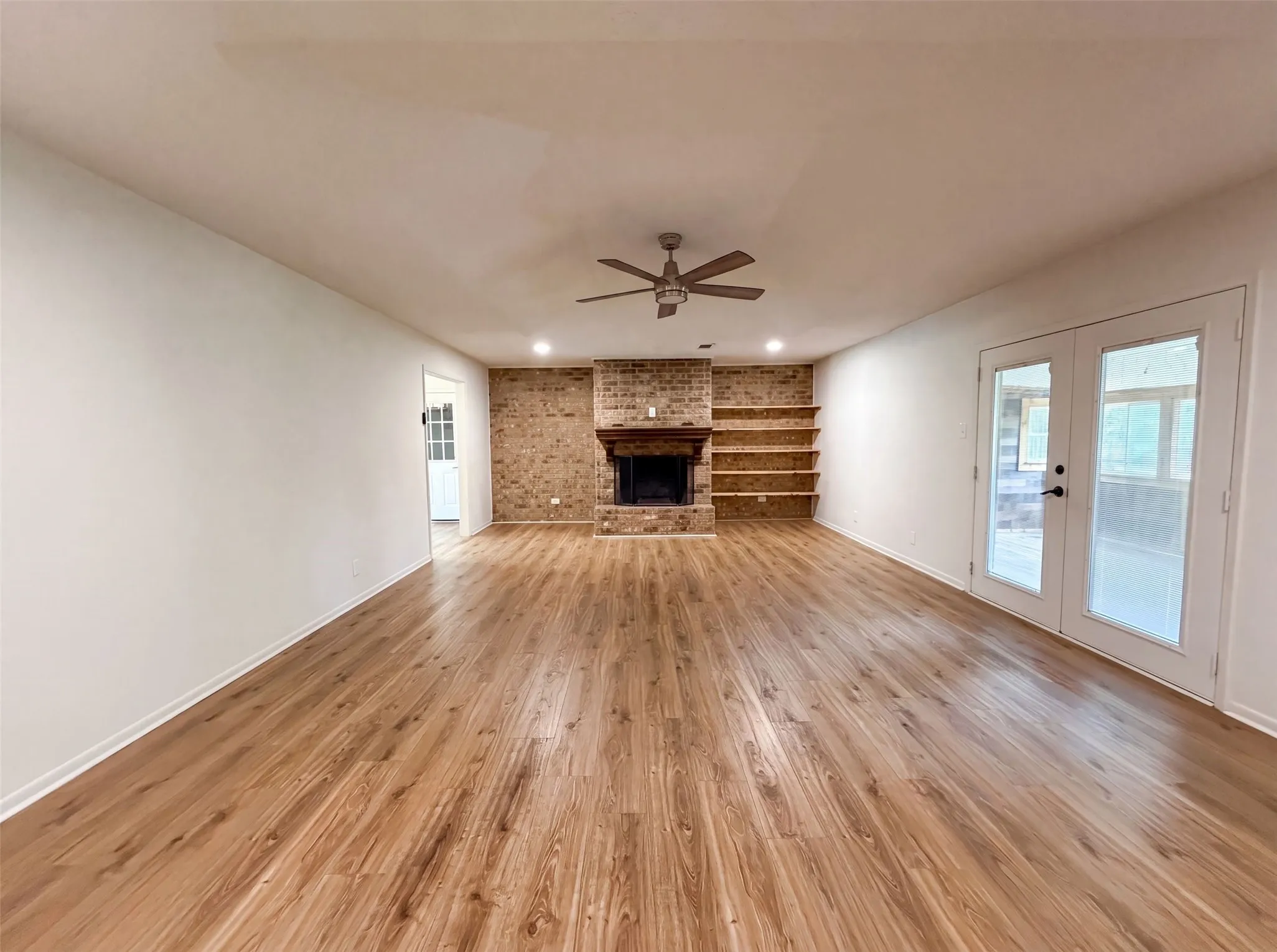 Single Family Residence For Sale in Grayson County , 5204 Camino Dos Lagos Drive, Sherman, Texas 75090, 3 Bedroom, 2 Bathroom, 2 Garage spaces, 1,760 Sqft, built in 1988, mls#21342476, Real Estate Agent in Sherman, Homes For Sale in Grayson county, Homes For Sale in Sherman, Realtor in Sherman Texas, Real Estate Brokerage Independent Realty Texas, Luminita Cordes Realtor