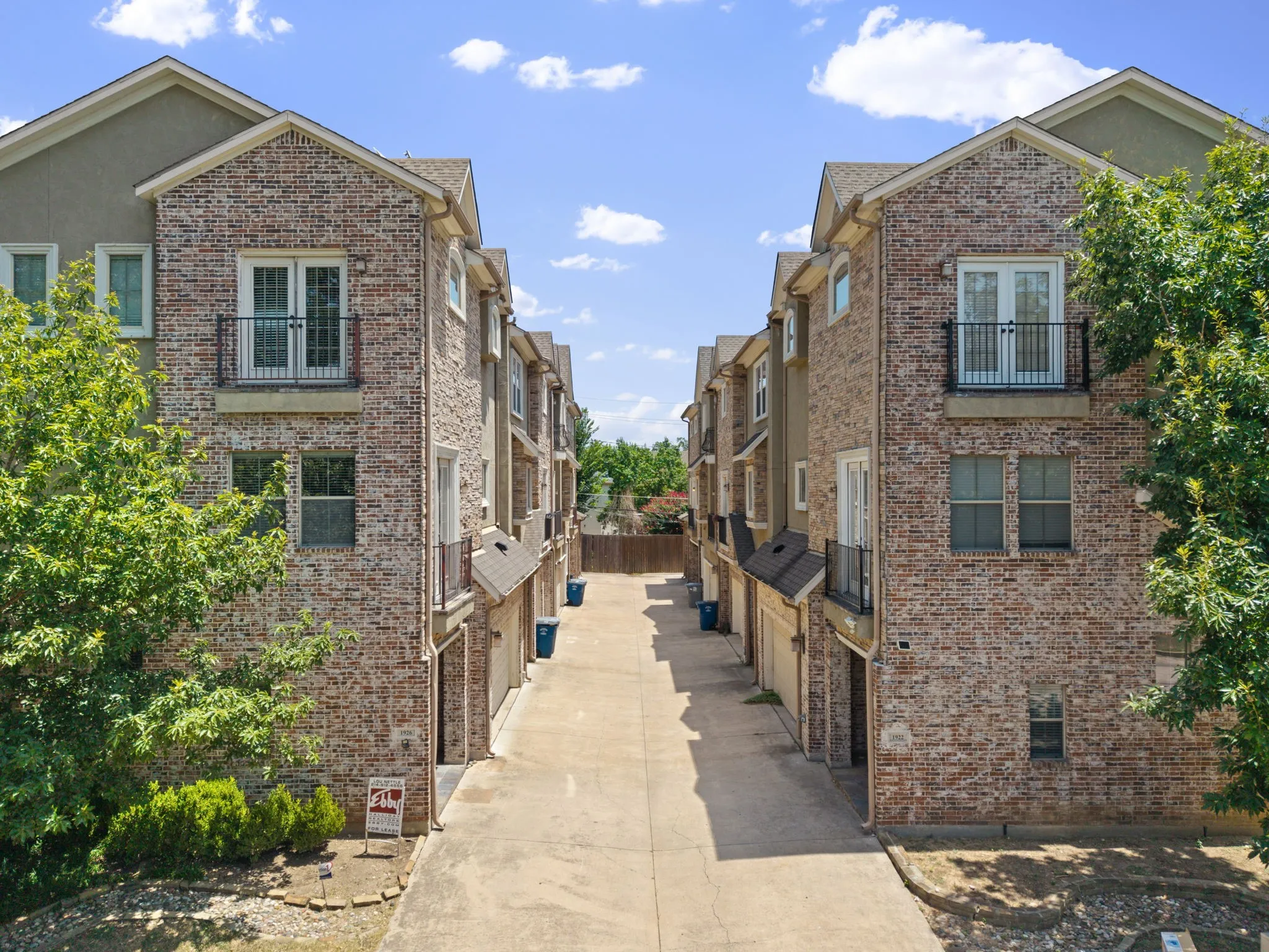 Townhouse For Sale in Dallas County , 1922 Euclid Avenue D, Dallas, Texas 75206, 3 Bedroom, 3 Bathroom, 2 Garage spaces, 2,174 Sqft, built in 2008, mls#21342311, Real Estate Agent in Dallas, Homes For Sale in Dallas county, Homes For Sale in Dallas, Realtor in Dallas Texas, Real Estate Brokerage Independent Realty Texas, Luminita Cordes Realtor