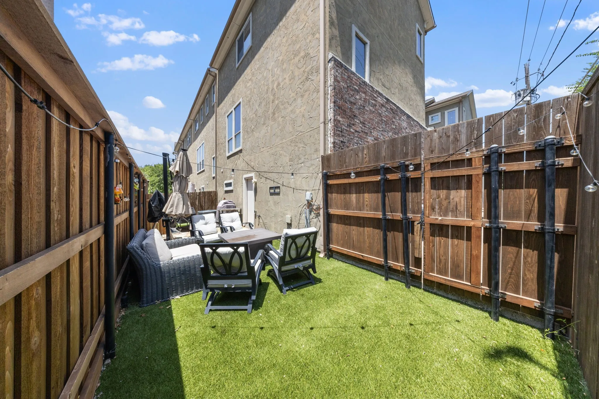 Townhouse For Sale in Dallas County , 1922 Euclid Avenue D, Dallas, Texas 75206, 3 Bedroom, 3 Bathroom, 2 Garage spaces, 2,174 Sqft, built in 2008, mls#21342311, Real Estate Agent in Dallas, Homes For Sale in Dallas county, Homes For Sale in Dallas, Realtor in Dallas Texas, Real Estate Brokerage Independent Realty Texas, Luminita Cordes Realtor