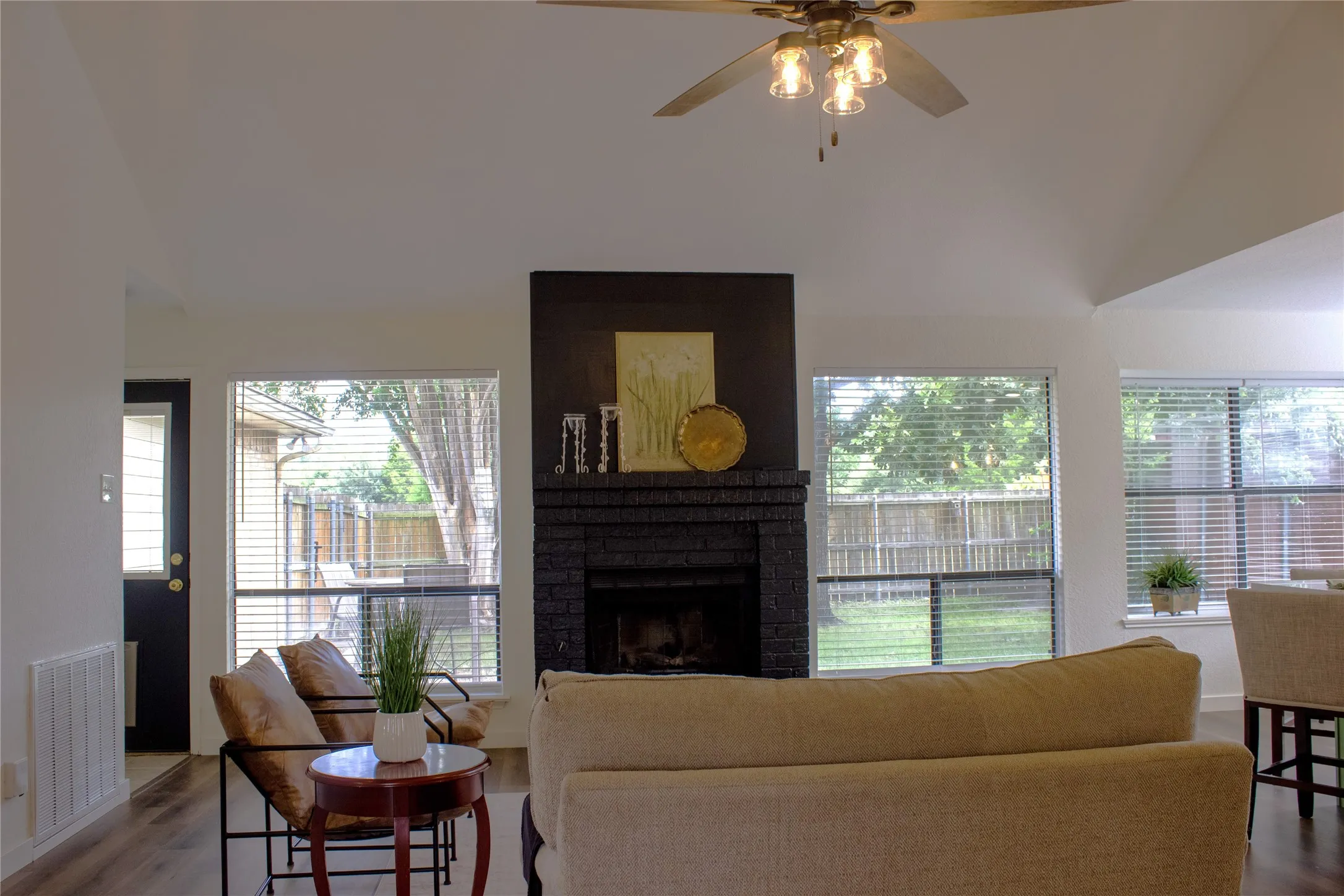 Single Family Residence For Sale in Dallas County , 4505 Beaus Way, Garland, Texas 75043, 3 Bedroom, 2 Bathroom, 2 Garage spaces, 1,443 Sqft, built in 1985, mls#21342291, Real Estate Agent in Garland, Homes For Sale in Dallas county, Homes For Sale in Garland, Realtor in Garland Texas, Real Estate Brokerage Independent Realty Texas, Luminita Cordes Realtor
