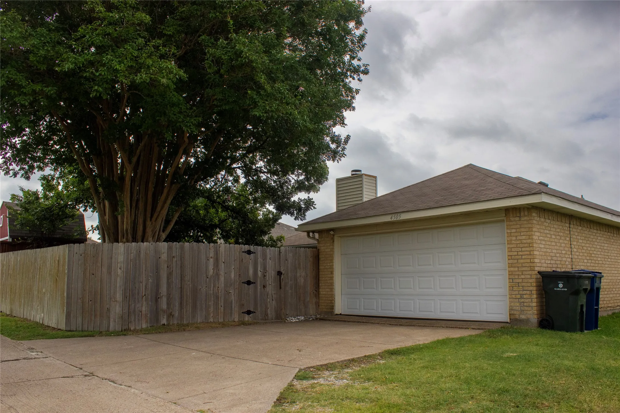 Single Family Residence For Sale in Dallas County , 4505 Beaus Way, Garland, Texas 75043, 3 Bedroom, 2 Bathroom, 2 Garage spaces, 1,443 Sqft, built in 1985, mls#21342291, Real Estate Agent in Garland, Homes For Sale in Dallas county, Homes For Sale in Garland, Realtor in Garland Texas, Real Estate Brokerage Independent Realty Texas, Luminita Cordes Realtor
