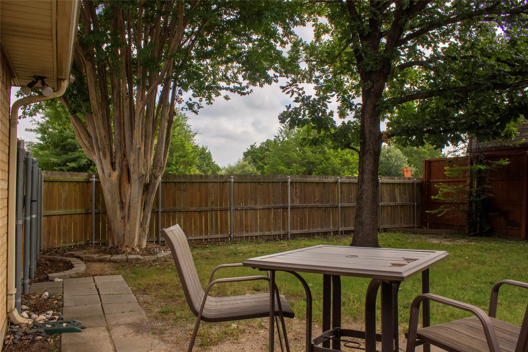 Single Family Residence For Sale in Dallas County , 4505 Beaus Way, Garland, Texas 75043, 3 Bedroom, 2 Bathroom, 2 Garage spaces, 1,443 Sqft, built in 1985, mls#21342291, Real Estate Agent in Garland, Homes For Sale in Dallas county, Homes For Sale in Garland, Realtor in Garland Texas, Real Estate Brokerage Independent Realty Texas, Luminita Cordes Realtor