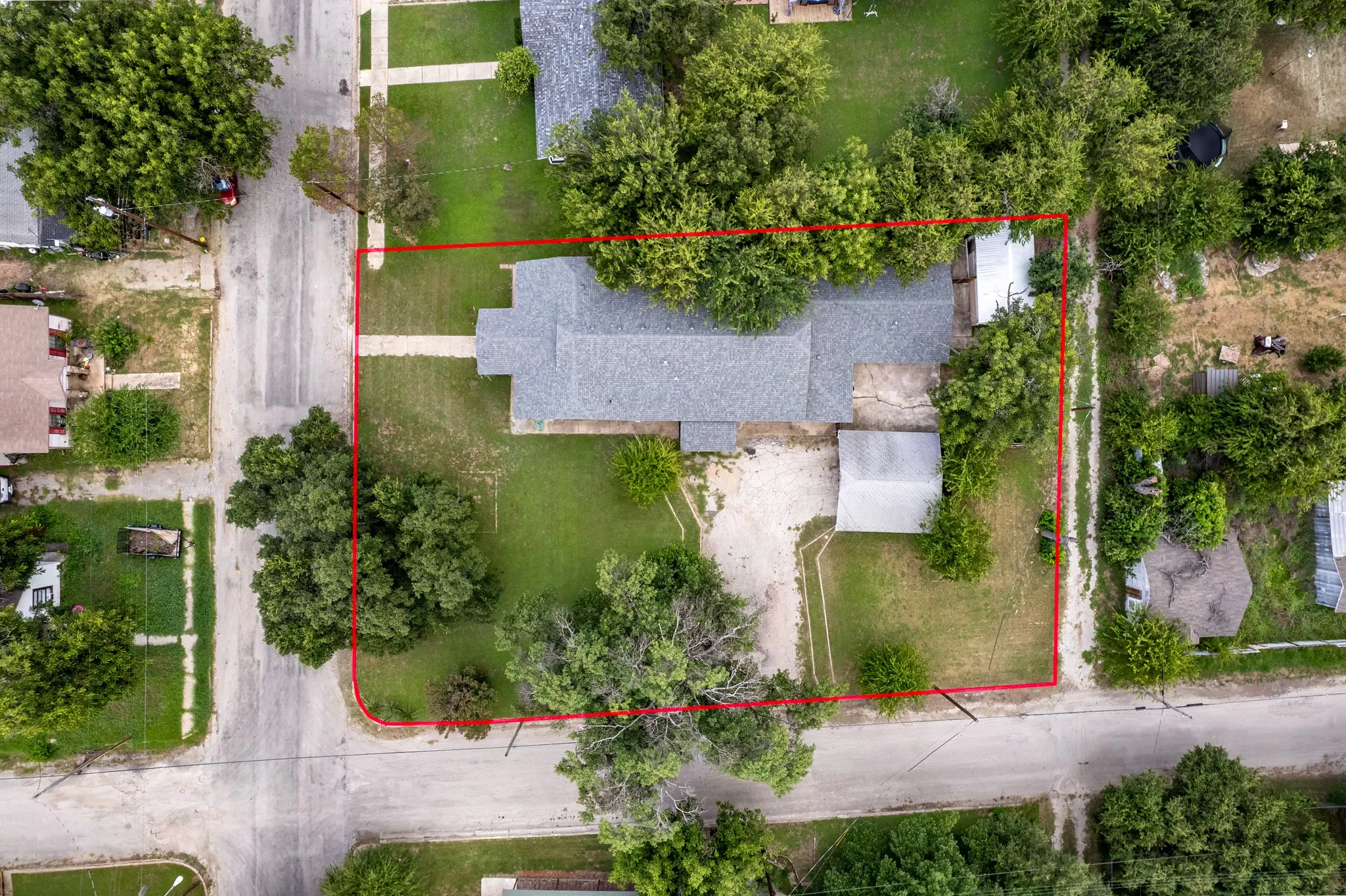 Single Family Residence For Sale in Brown County , 1714 8th Street, Brownwood, Texas 76801, 4 Bedroom, 3 Bathroom, Garage spaces, 2,318 Sqft, built in 1945, mls#21293874, Real Estate Agent in Brownwood, Homes For Sale in Brown county, Homes For Sale in Brownwood, Realtor in Brownwood Texas, Real Estate Brokerage Independent Realty Texas, Luminita Cordes Realtor
