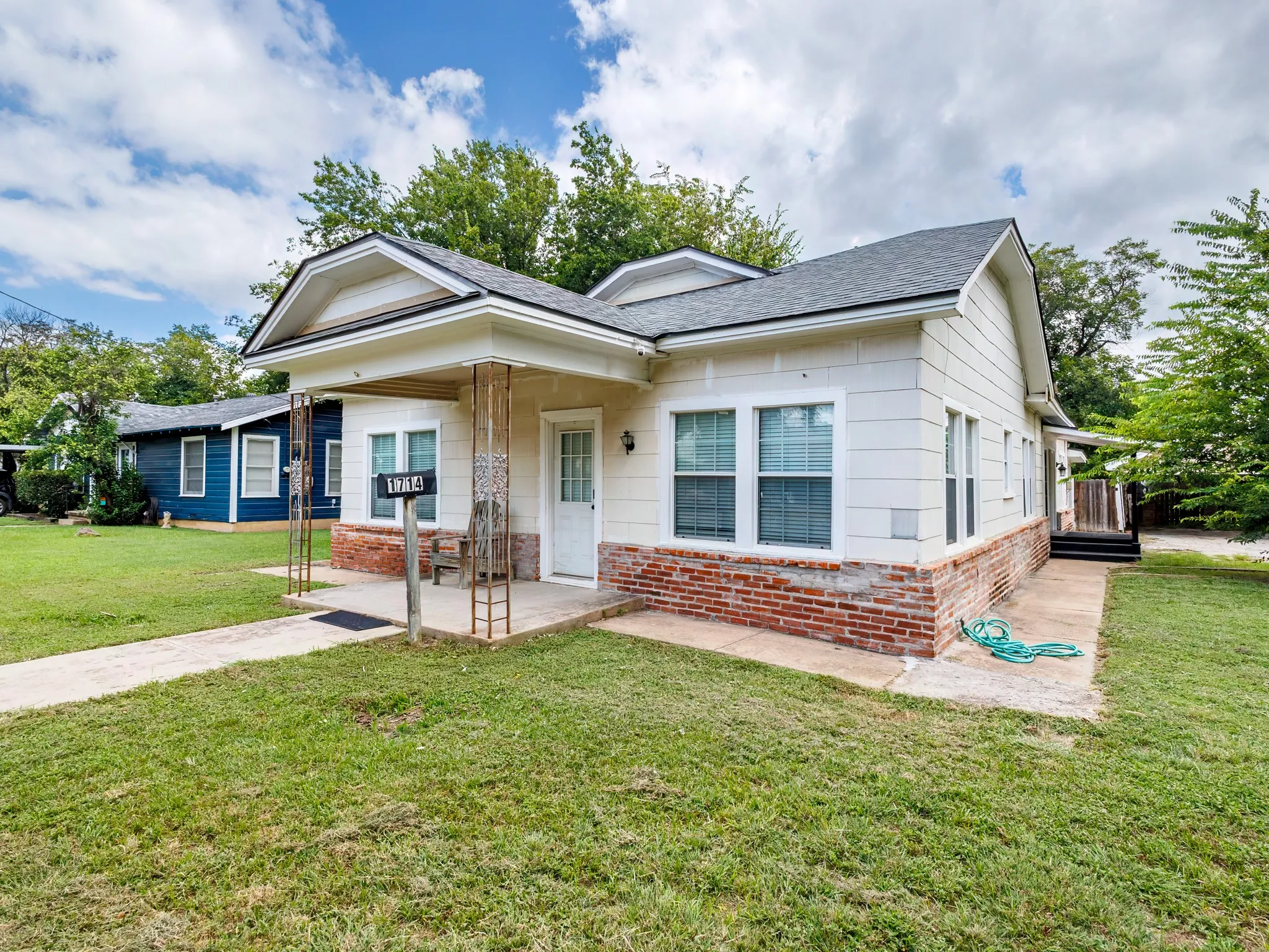 Single Family Residence For Sale in Brown County , 1714 8th Street, Brownwood, Texas 76801, 4 Bedroom, 3 Bathroom, Garage spaces, 2,318 Sqft, built in 1945, mls#21293874, Real Estate Agent in Brownwood, Homes For Sale in Brown county, Homes For Sale in Brownwood, Realtor in Brownwood Texas, Real Estate Brokerage Independent Realty Texas, Luminita Cordes Realtor