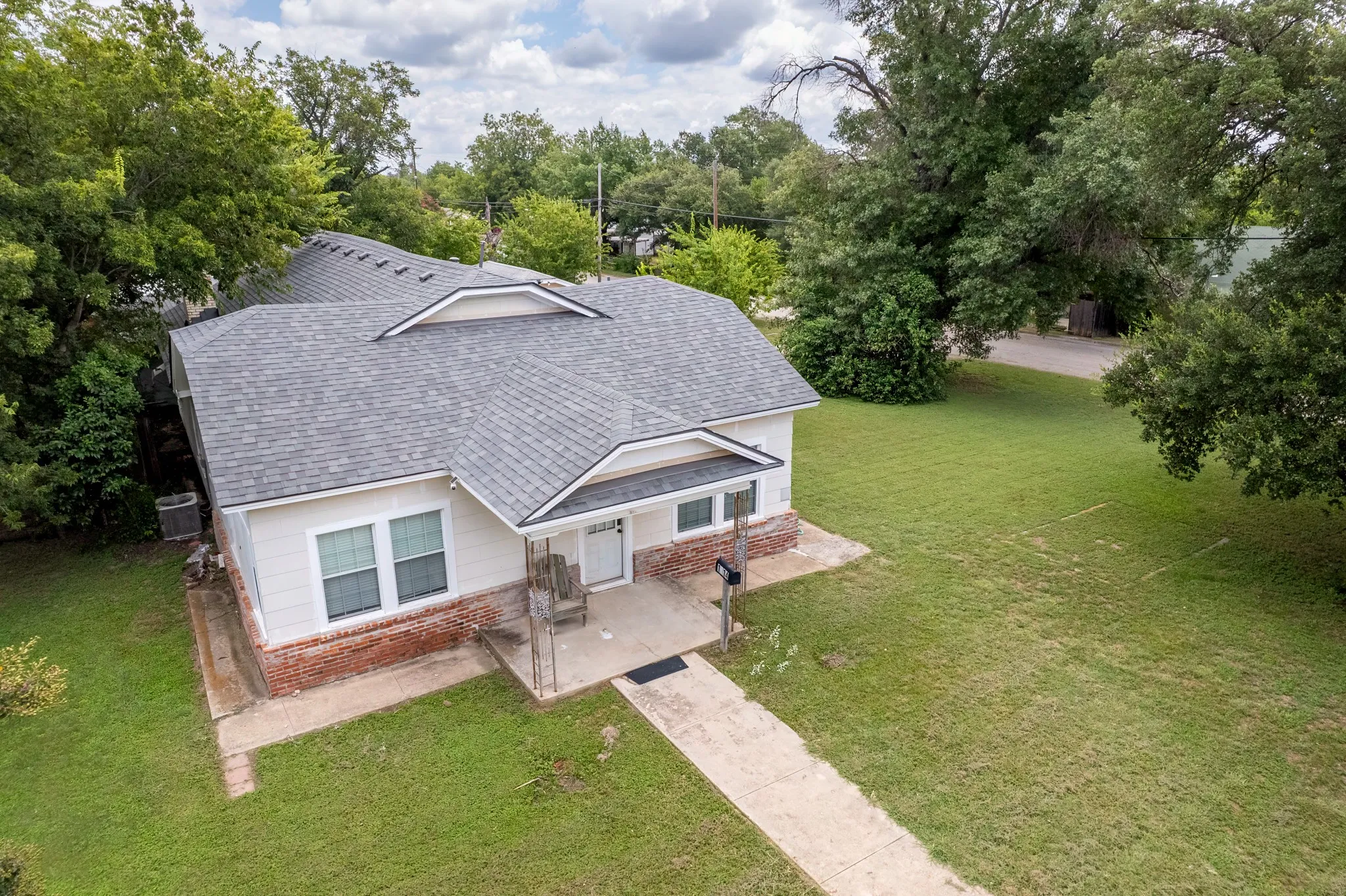 Single Family Residence For Sale in Brown County , 1714 8th Street, Brownwood, Texas 76801, 4 Bedroom, 3 Bathroom, Garage spaces, 2,318 Sqft, built in 1945, mls#21293874, Real Estate Agent in Brownwood, Homes For Sale in Brown county, Homes For Sale in Brownwood, Realtor in Brownwood Texas, Real Estate Brokerage Independent Realty Texas, Luminita Cordes Realtor