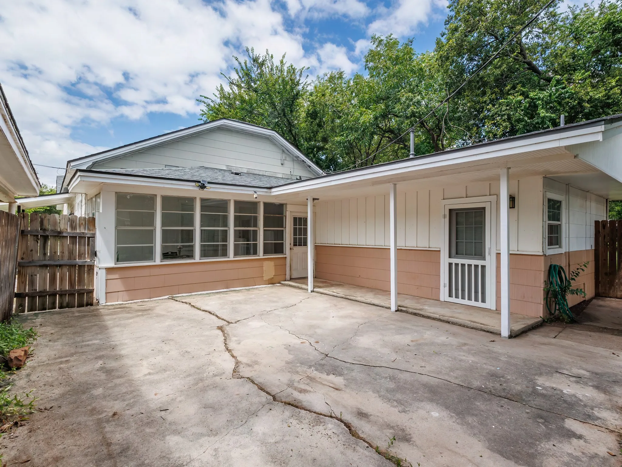 Single Family Residence For Sale in Brown County , 1714 8th Street, Brownwood, Texas 76801, 4 Bedroom, 3 Bathroom, Garage spaces, 2,318 Sqft, built in 1945, mls#21293874, Real Estate Agent in Brownwood, Homes For Sale in Brown county, Homes For Sale in Brownwood, Realtor in Brownwood Texas, Real Estate Brokerage Independent Realty Texas, Luminita Cordes Realtor