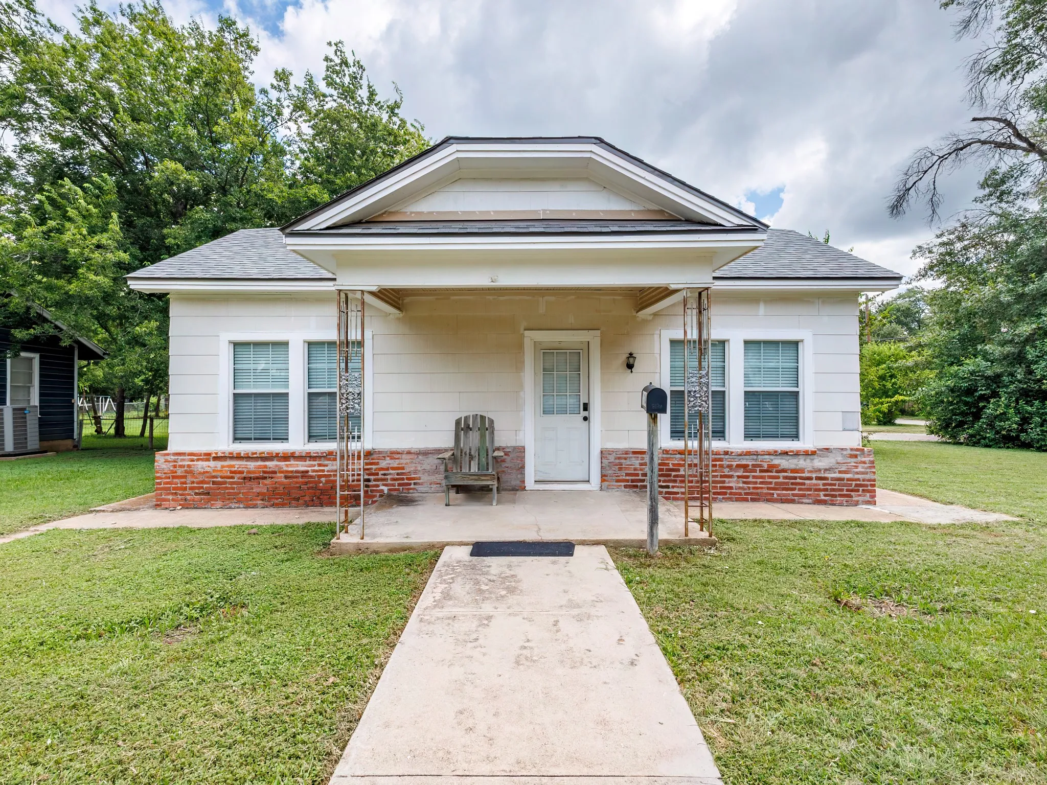 Single Family Residence For Sale in Brown County , 1714 8th Street, Brownwood, Texas 76801, 4 Bedroom, 3 Bathroom, Garage spaces, 2,318 Sqft, built in 1945, mls#21293874, Real Estate Agent in Brownwood, Homes For Sale in Brown county, Homes For Sale in Brownwood, Realtor in Brownwood Texas, Real Estate Brokerage Independent Realty Texas, Luminita Cordes Realtor