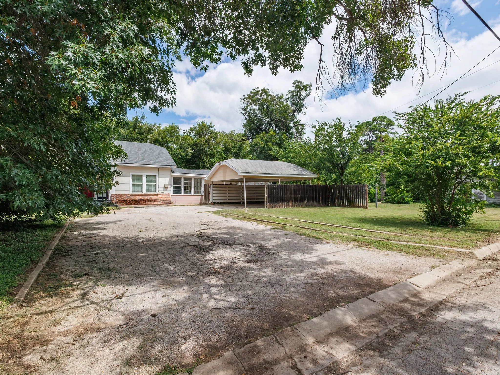Single Family Residence For Sale in Brown County , 1714 8th Street, Brownwood, Texas 76801, 4 Bedroom, 3 Bathroom, Garage spaces, 2,318 Sqft, built in 1945, mls#21293874, Real Estate Agent in Brownwood, Homes For Sale in Brown county, Homes For Sale in Brownwood, Realtor in Brownwood Texas, Real Estate Brokerage Independent Realty Texas, Luminita Cordes Realtor