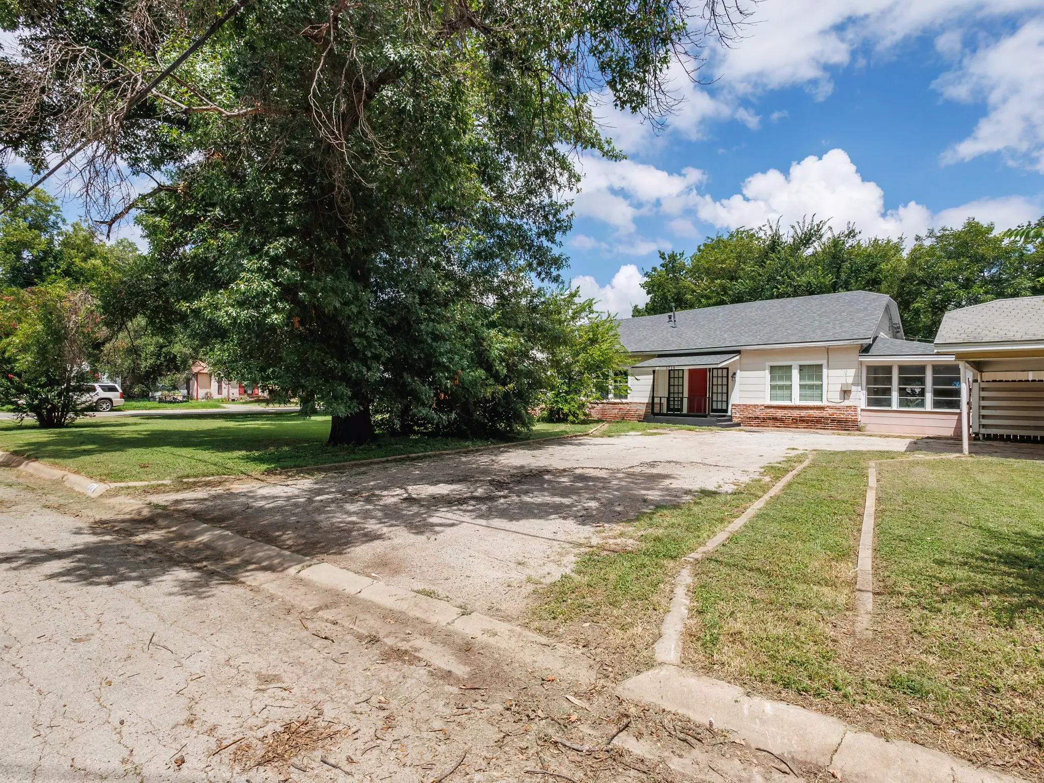 Single Family Residence For Sale in Brown County , 1714 8th Street, Brownwood, Texas 76801, 4 Bedroom, 3 Bathroom, Garage spaces, 2,318 Sqft, built in 1945, mls#21293874, Real Estate Agent in Brownwood, Homes For Sale in Brown county, Homes For Sale in Brownwood, Realtor in Brownwood Texas, Real Estate Brokerage Independent Realty Texas, Luminita Cordes Realtor