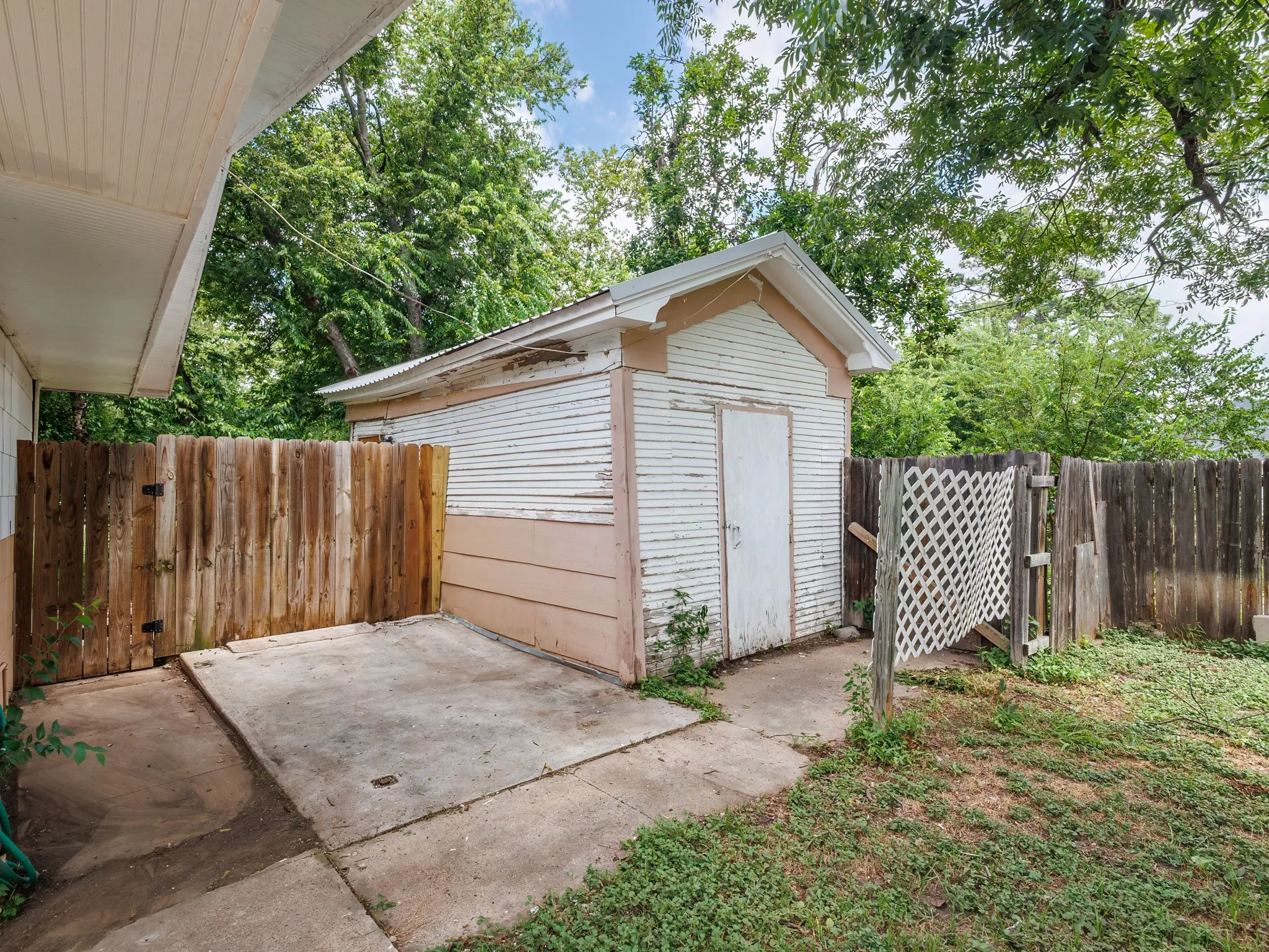 Single Family Residence For Sale in Brown County , 1714 8th Street, Brownwood, Texas 76801, 4 Bedroom, 3 Bathroom, Garage spaces, 2,318 Sqft, built in 1945, mls#21293874, Real Estate Agent in Brownwood, Homes For Sale in Brown county, Homes For Sale in Brownwood, Realtor in Brownwood Texas, Real Estate Brokerage Independent Realty Texas, Luminita Cordes Realtor