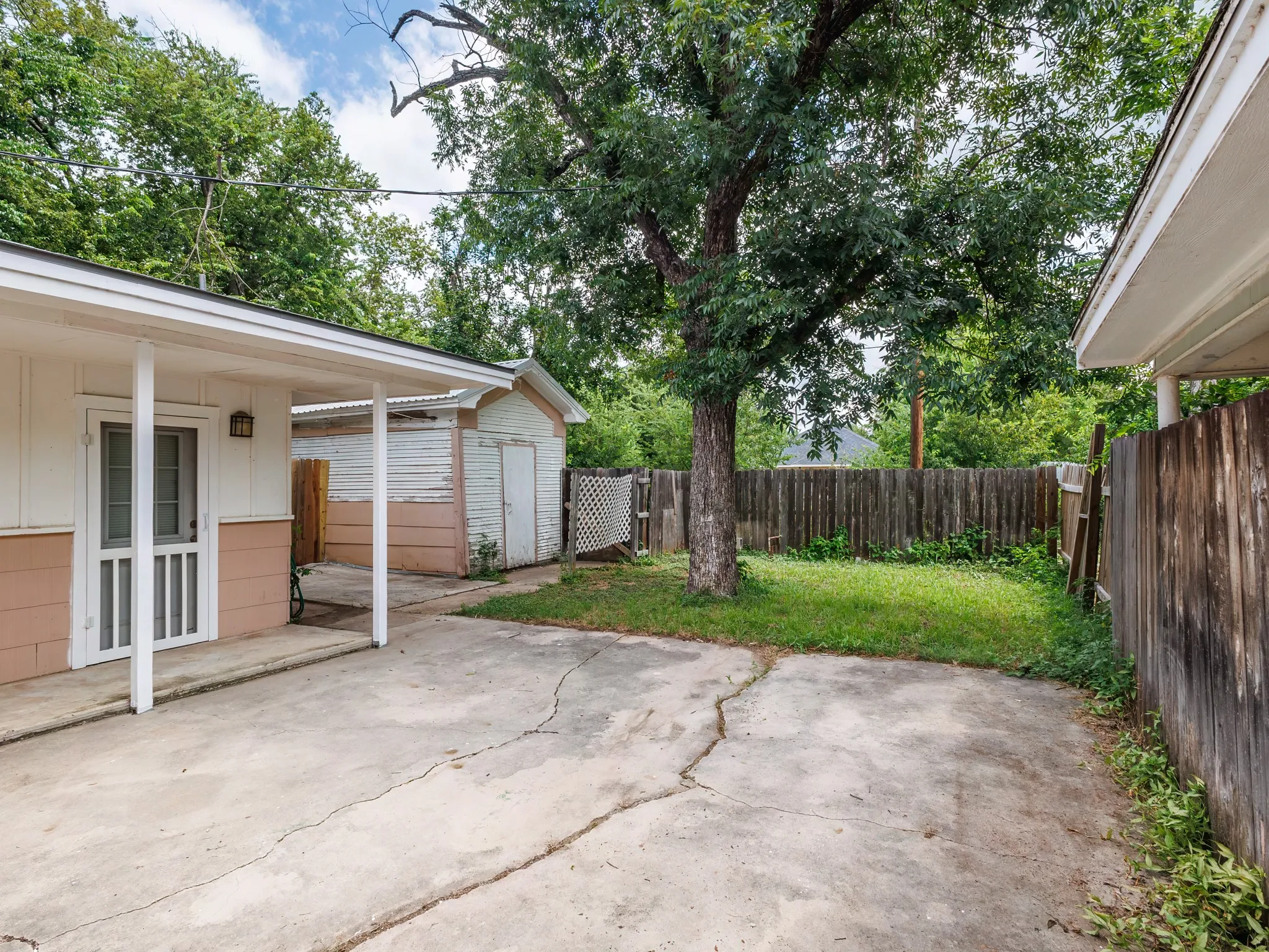 Single Family Residence For Sale in Brown County , 1714 8th Street, Brownwood, Texas 76801, 4 Bedroom, 3 Bathroom, Garage spaces, 2,318 Sqft, built in 1945, mls#21293874, Real Estate Agent in Brownwood, Homes For Sale in Brown county, Homes For Sale in Brownwood, Realtor in Brownwood Texas, Real Estate Brokerage Independent Realty Texas, Luminita Cordes Realtor