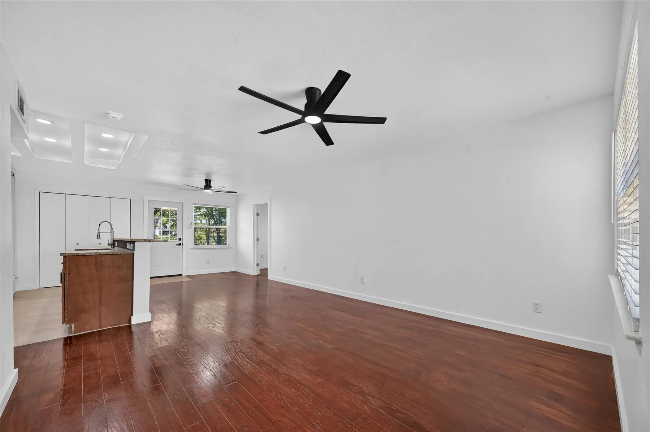 Single Family Residence For Rent in Dallas County , 2861 Mark Twain Drive, Farmers Branch, Texas 75234, 3 Bedroom, 2 Bathroom, 1 Garage spaces, 1,140 Sqft, built in 1962, mls#21342511, Real Estate Agent in Farmers Branch, Homes For Rent in Dallas county, Homes For Rent in Farmers Branch, Realtor in Farmers Branch Texas, Real Estate Brokerage Independent Realty Texas, Luminita Cordes Realtor