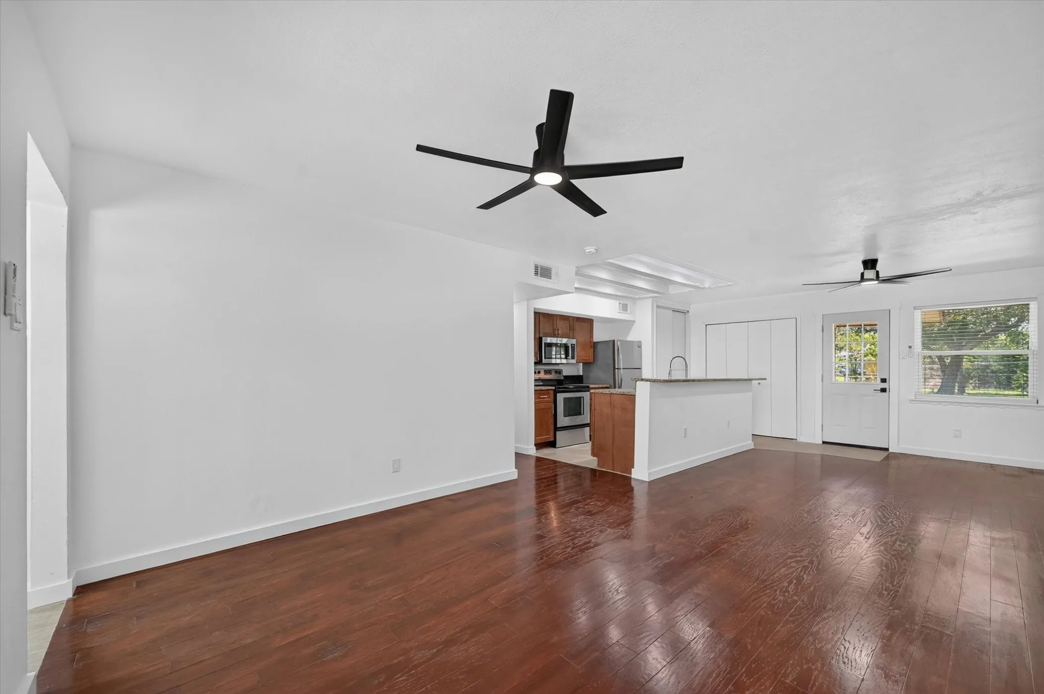 Single Family Residence For Rent in Dallas County , 2861 Mark Twain Drive, Farmers Branch, Texas 75234, 3 Bedroom, 2 Bathroom, 1 Garage spaces, 1,140 Sqft, built in 1962, mls#21342511, Real Estate Agent in Farmers Branch, Homes For Rent in Dallas county, Homes For Rent in Farmers Branch, Realtor in Farmers Branch Texas, Real Estate Brokerage Independent Realty Texas, Luminita Cordes Realtor