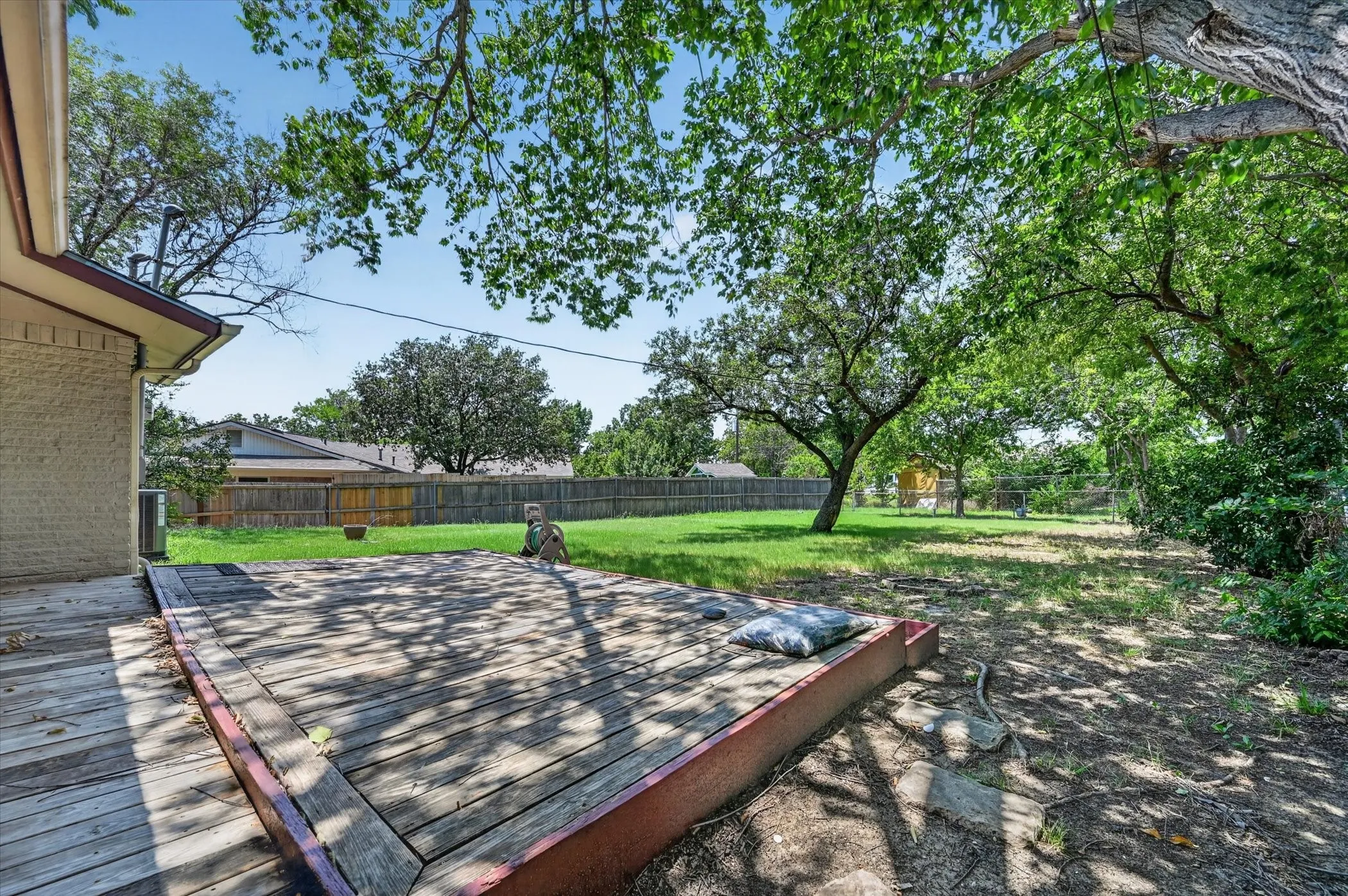 Single Family Residence For Rent in Dallas County , 2861 Mark Twain Drive, Farmers Branch, Texas 75234, 3 Bedroom, 2 Bathroom, 1 Garage spaces, 1,140 Sqft, built in 1962, mls#21342511, Real Estate Agent in Farmers Branch, Homes For Rent in Dallas county, Homes For Rent in Farmers Branch, Realtor in Farmers Branch Texas, Real Estate Brokerage Independent Realty Texas, Luminita Cordes Realtor