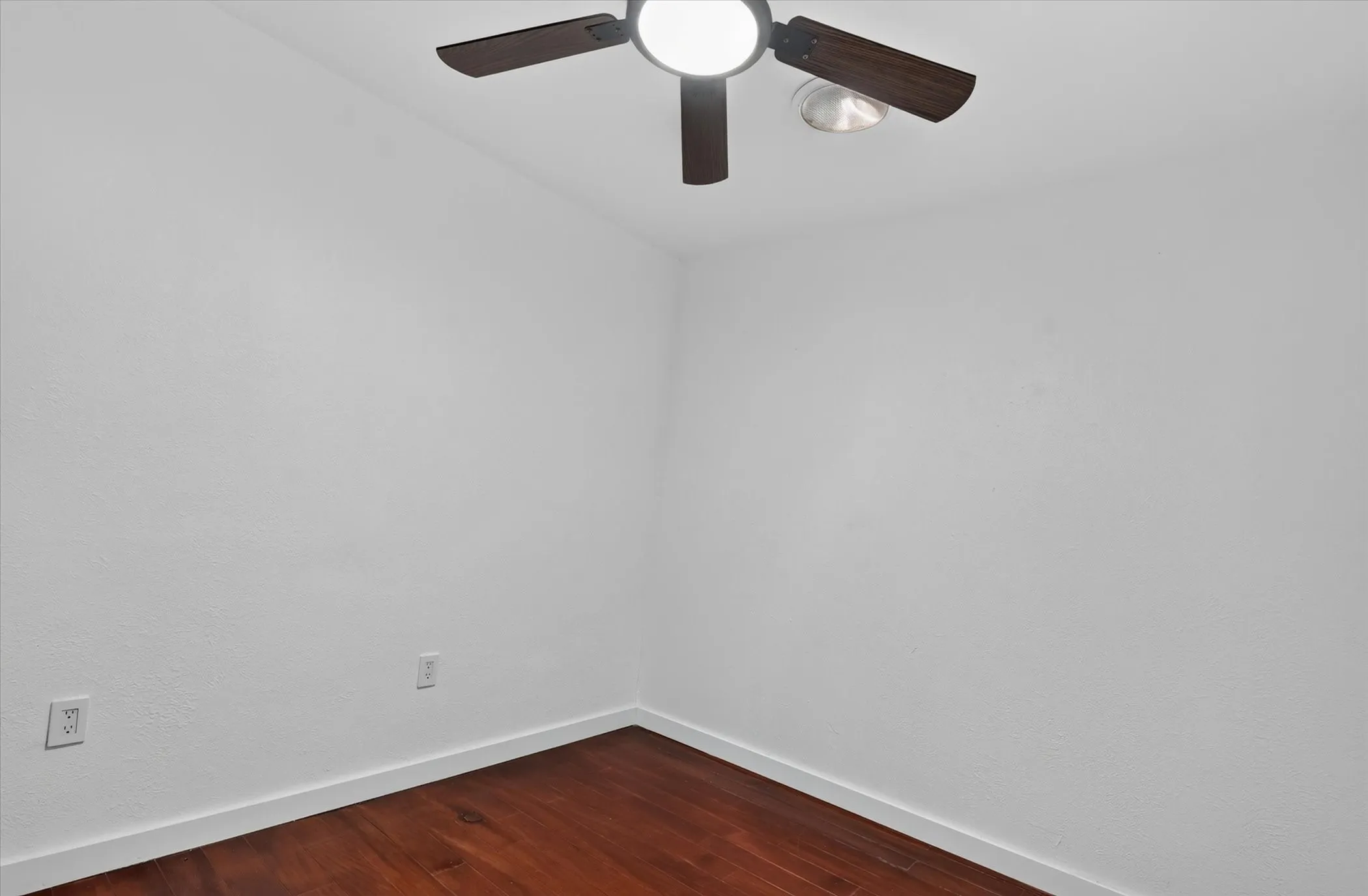 Single Family Residence For Rent in Dallas County , 2861 Mark Twain Drive, Farmers Branch, Texas 75234, 3 Bedroom, 2 Bathroom, 1 Garage spaces, 1,140 Sqft, built in 1962, mls#21342511, Real Estate Agent in Farmers Branch, Homes For Rent in Dallas county, Homes For Rent in Farmers Branch, Realtor in Farmers Branch Texas, Real Estate Brokerage Independent Realty Texas, Luminita Cordes Realtor