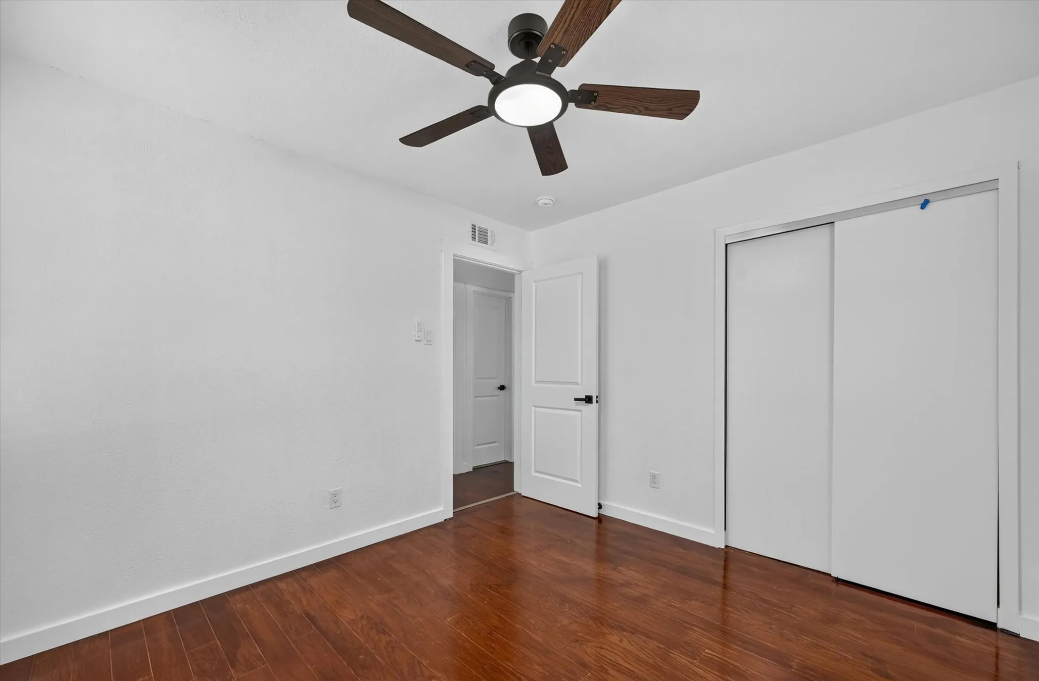 Single Family Residence For Rent in Dallas County , 2861 Mark Twain Drive, Farmers Branch, Texas 75234, 3 Bedroom, 2 Bathroom, 1 Garage spaces, 1,140 Sqft, built in 1962, mls#21342511, Real Estate Agent in Farmers Branch, Homes For Rent in Dallas county, Homes For Rent in Farmers Branch, Realtor in Farmers Branch Texas, Real Estate Brokerage Independent Realty Texas, Luminita Cordes Realtor