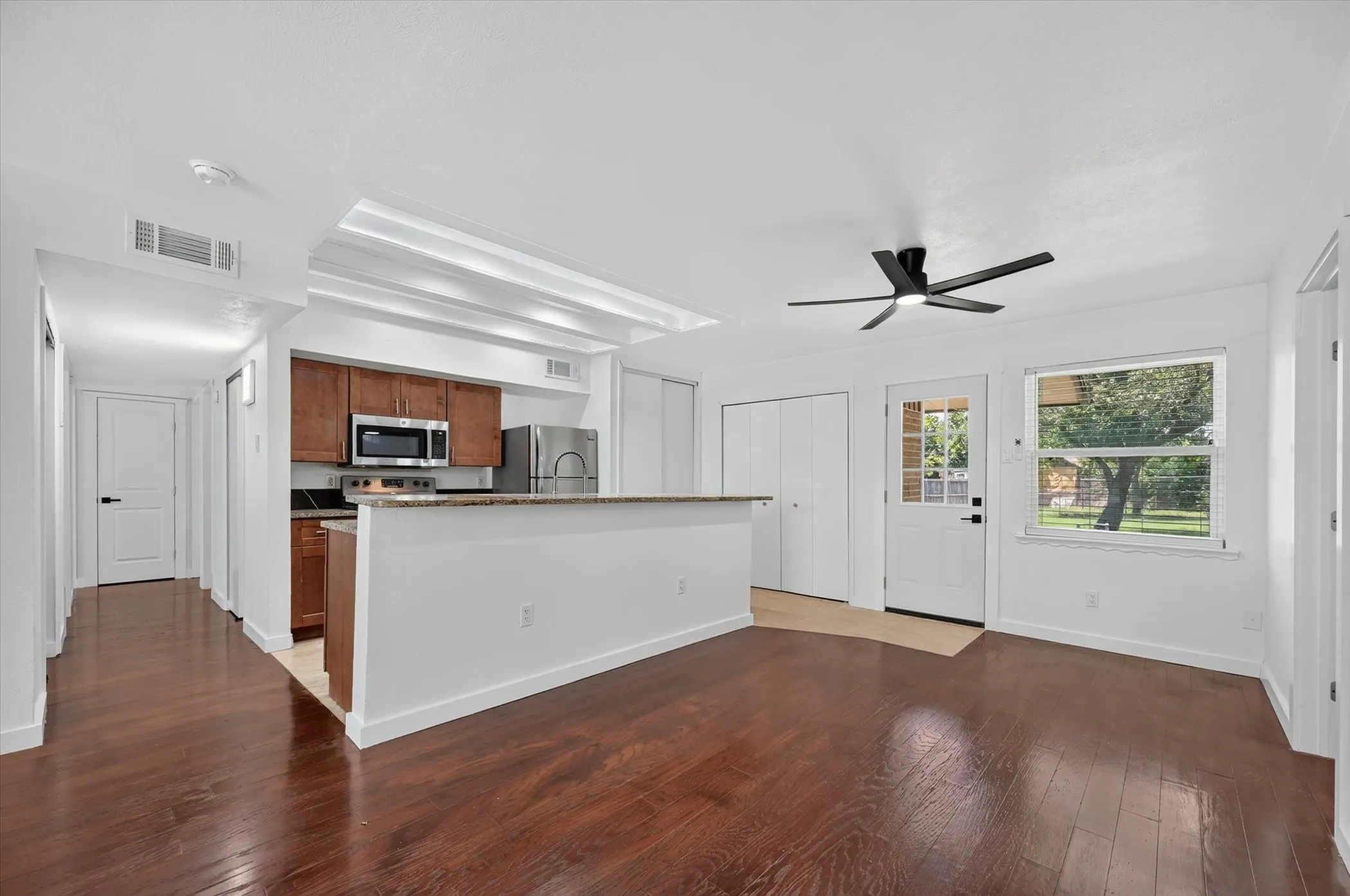Single Family Residence For Rent in Dallas County , 2861 Mark Twain Drive, Farmers Branch, Texas 75234, 3 Bedroom, 2 Bathroom, 1 Garage spaces, 1,140 Sqft, built in 1962, mls#21342511, Real Estate Agent in Farmers Branch, Homes For Rent in Dallas county, Homes For Rent in Farmers Branch, Realtor in Farmers Branch Texas, Real Estate Brokerage Independent Realty Texas, Luminita Cordes Realtor