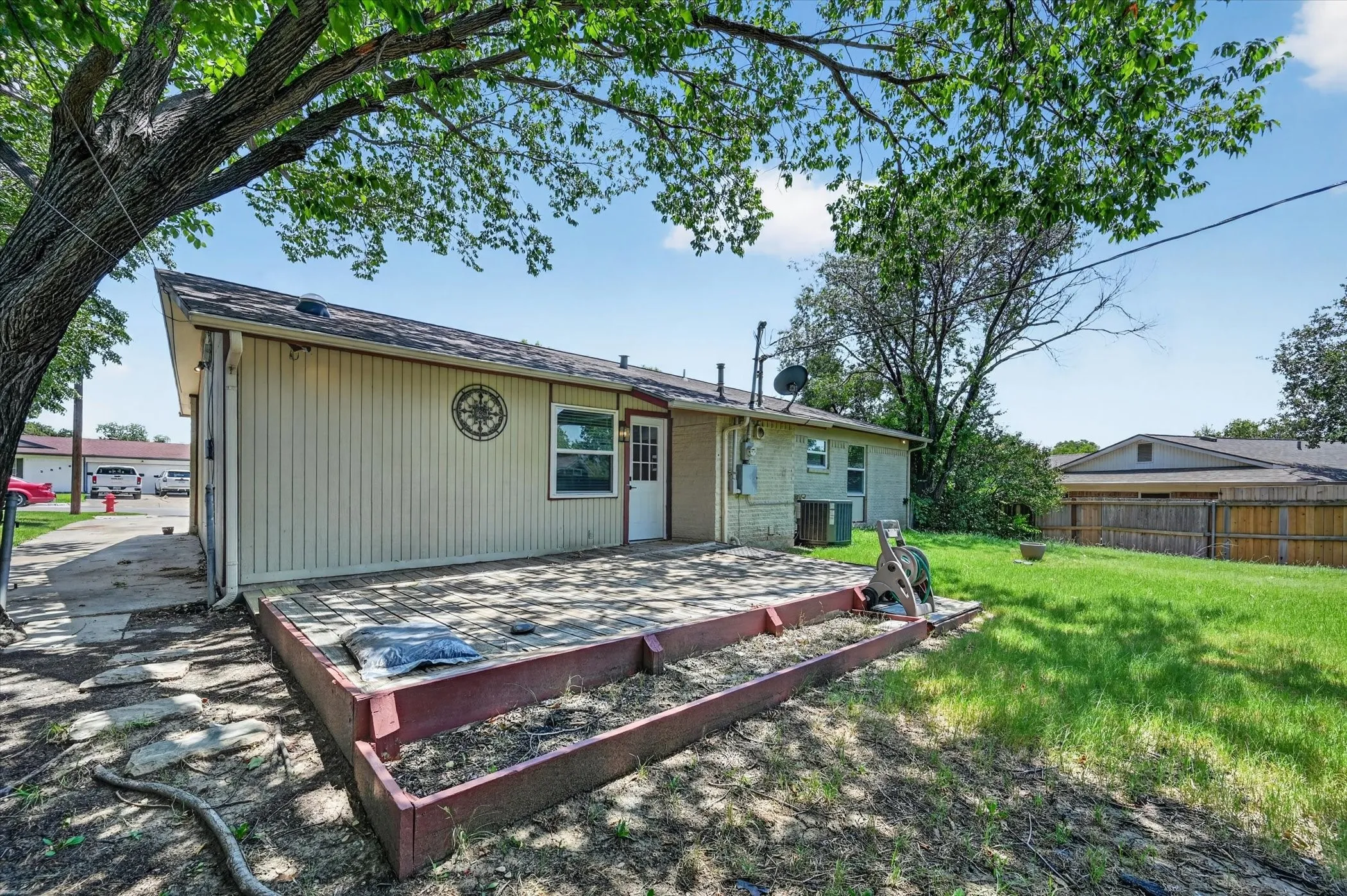 Single Family Residence For Rent in Dallas County , 2861 Mark Twain Drive, Farmers Branch, Texas 75234, 3 Bedroom, 2 Bathroom, 1 Garage spaces, 1,140 Sqft, built in 1962, mls#21342511, Real Estate Agent in Farmers Branch, Homes For Rent in Dallas county, Homes For Rent in Farmers Branch, Realtor in Farmers Branch Texas, Real Estate Brokerage Independent Realty Texas, Luminita Cordes Realtor