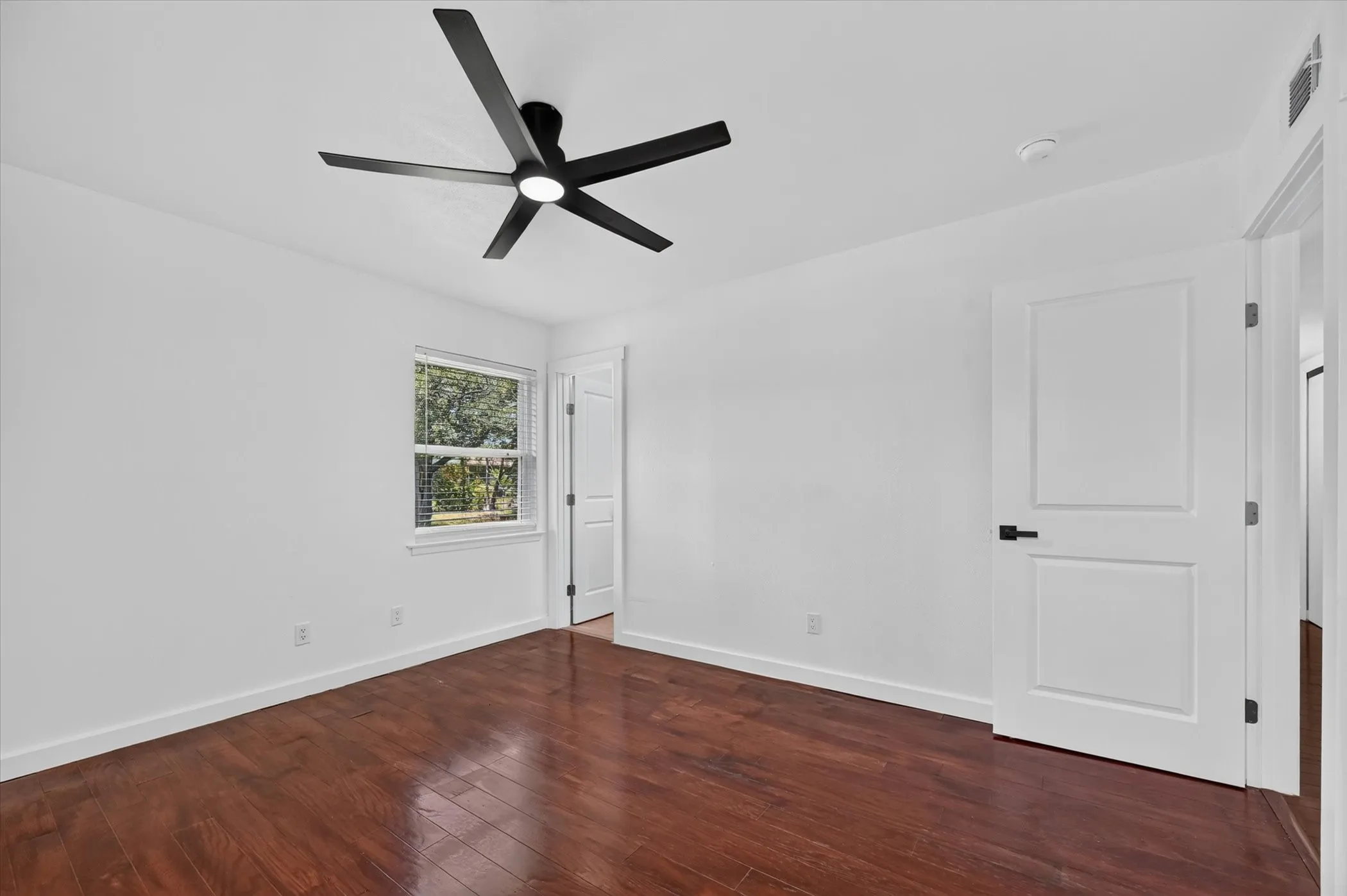Single Family Residence For Rent in Dallas County , 2861 Mark Twain Drive, Farmers Branch, Texas 75234, 3 Bedroom, 2 Bathroom, 1 Garage spaces, 1,140 Sqft, built in 1962, mls#21342511, Real Estate Agent in Farmers Branch, Homes For Rent in Dallas county, Homes For Rent in Farmers Branch, Realtor in Farmers Branch Texas, Real Estate Brokerage Independent Realty Texas, Luminita Cordes Realtor
