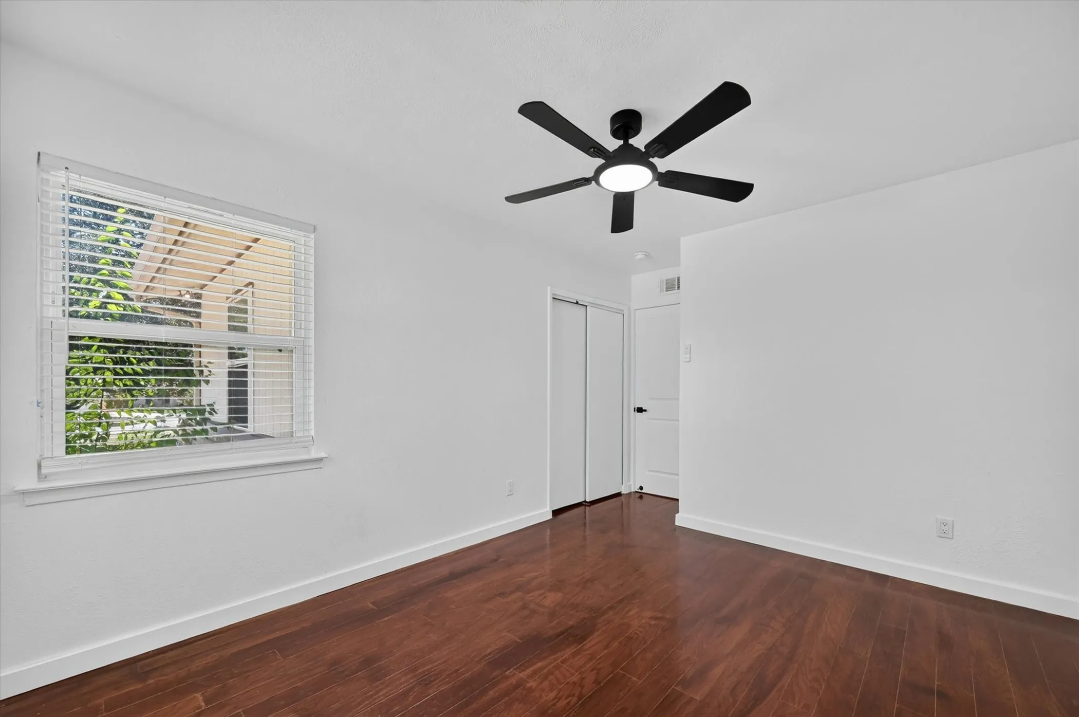 Single Family Residence For Rent in Dallas County , 2861 Mark Twain Drive, Farmers Branch, Texas 75234, 3 Bedroom, 2 Bathroom, 1 Garage spaces, 1,140 Sqft, built in 1962, mls#21342511, Real Estate Agent in Farmers Branch, Homes For Rent in Dallas county, Homes For Rent in Farmers Branch, Realtor in Farmers Branch Texas, Real Estate Brokerage Independent Realty Texas, Luminita Cordes Realtor