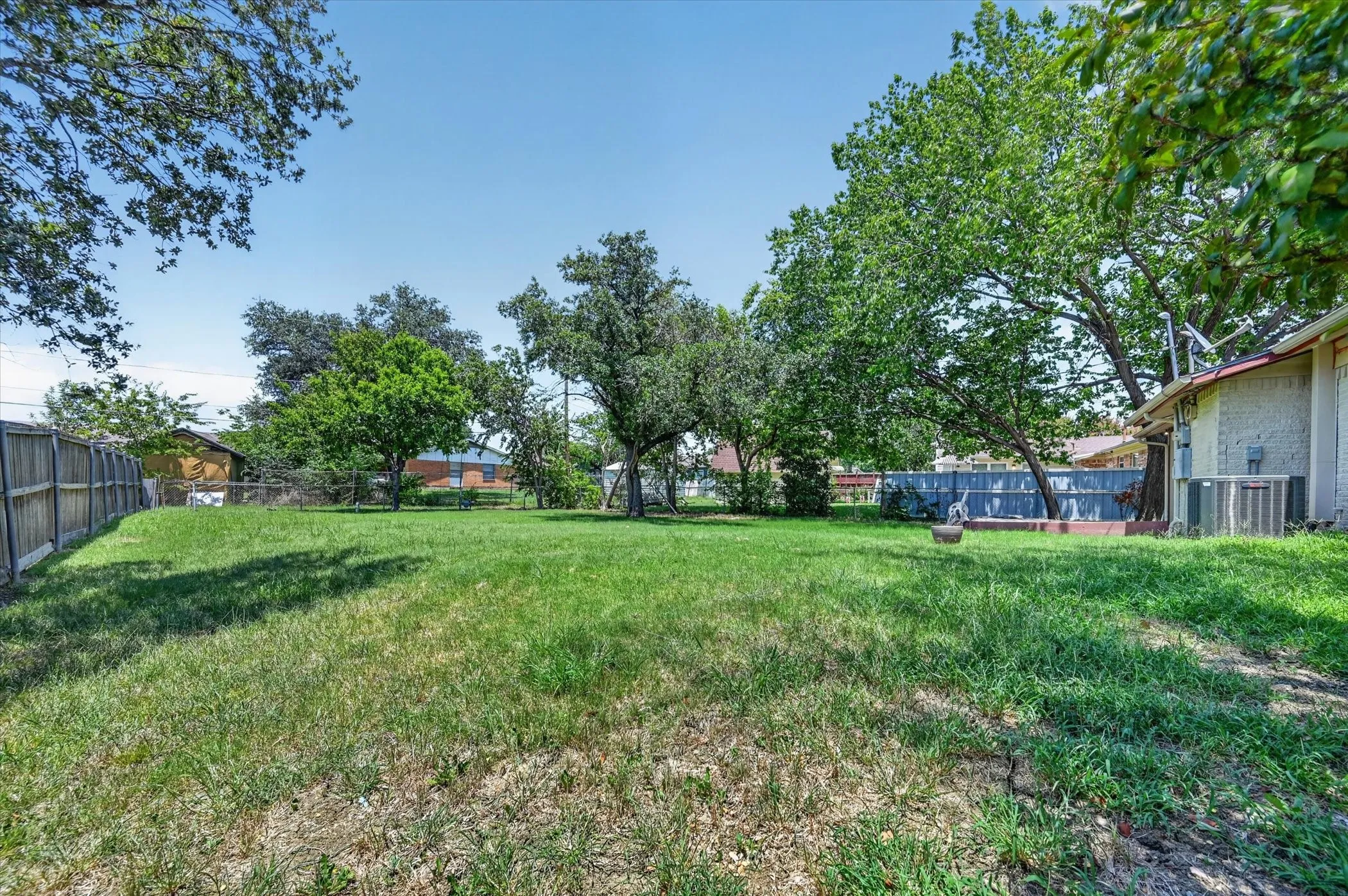 Single Family Residence For Rent in Dallas County , 2861 Mark Twain Drive, Farmers Branch, Texas 75234, 3 Bedroom, 2 Bathroom, 1 Garage spaces, 1,140 Sqft, built in 1962, mls#21342511, Real Estate Agent in Farmers Branch, Homes For Rent in Dallas county, Homes For Rent in Farmers Branch, Realtor in Farmers Branch Texas, Real Estate Brokerage Independent Realty Texas, Luminita Cordes Realtor