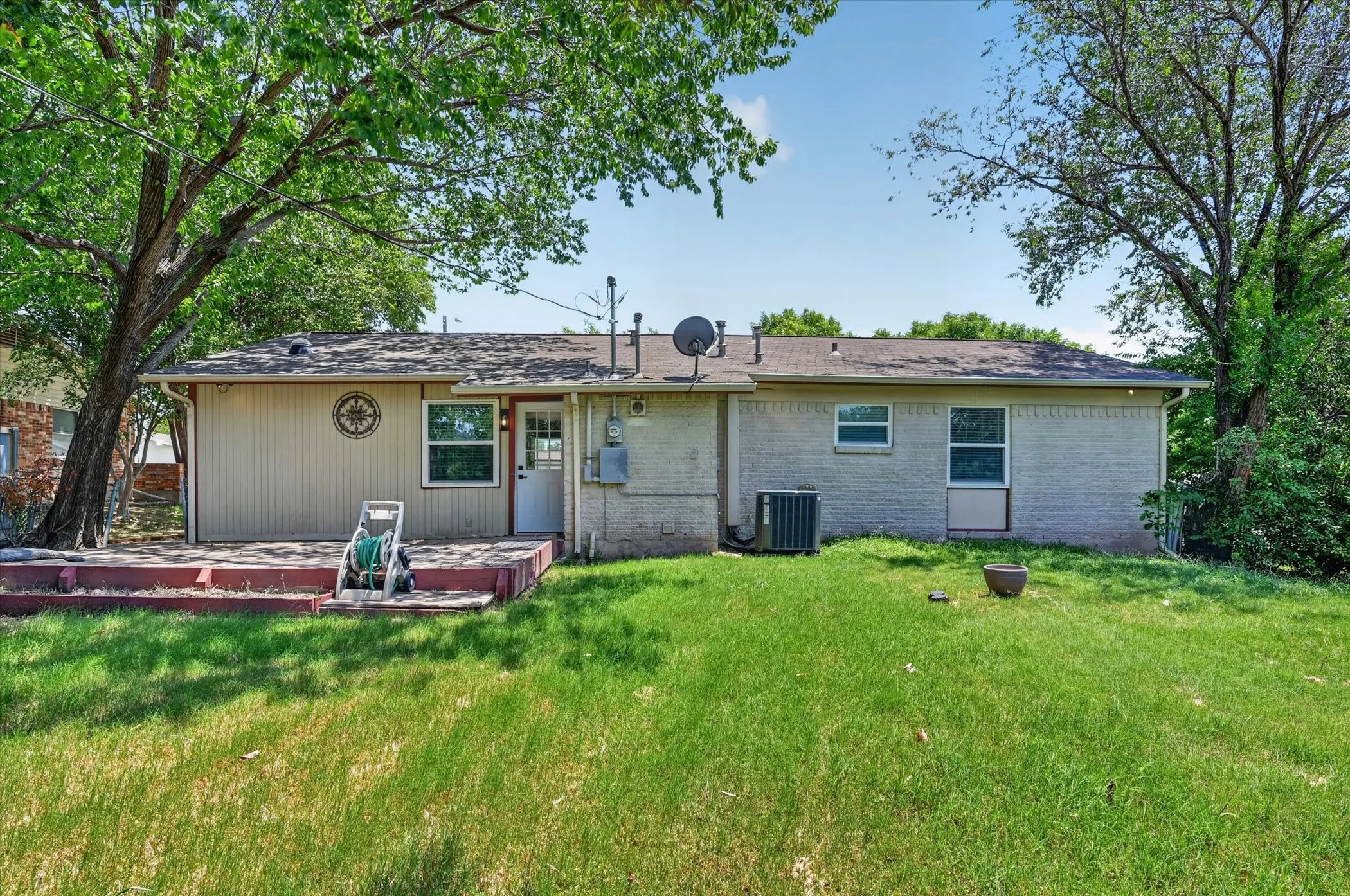 Single Family Residence For Rent in Dallas County , 2861 Mark Twain Drive, Farmers Branch, Texas 75234, 3 Bedroom, 2 Bathroom, 1 Garage spaces, 1,140 Sqft, built in 1962, mls#21342511, Real Estate Agent in Farmers Branch, Homes For Rent in Dallas county, Homes For Rent in Farmers Branch, Realtor in Farmers Branch Texas, Real Estate Brokerage Independent Realty Texas, Luminita Cordes Realtor