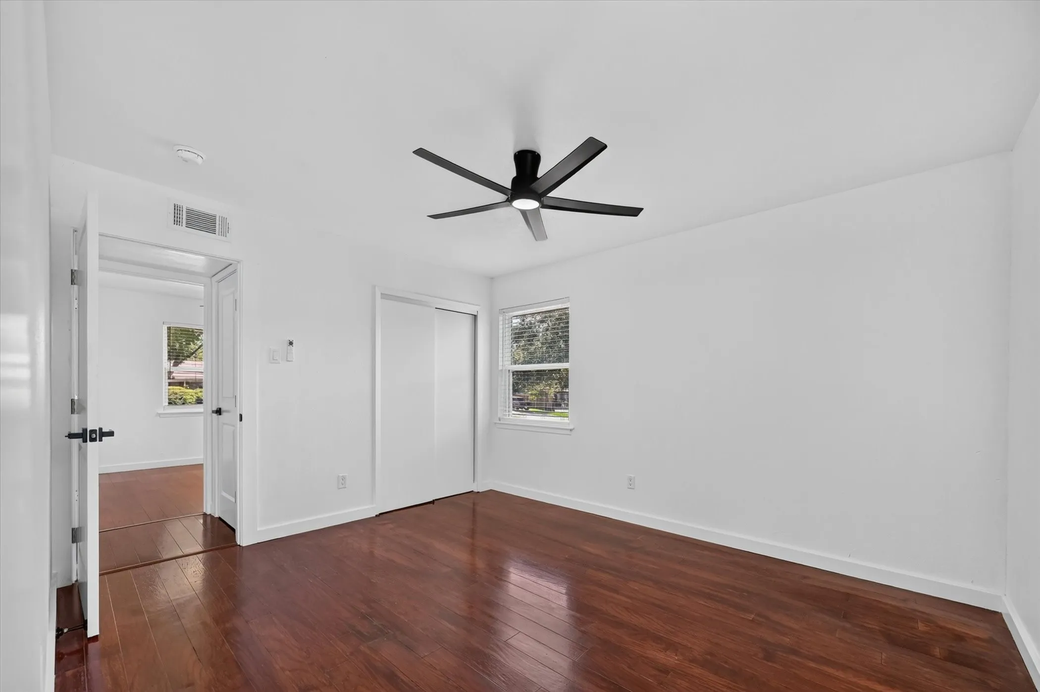 Single Family Residence For Rent in Dallas County , 2861 Mark Twain Drive, Farmers Branch, Texas 75234, 3 Bedroom, 2 Bathroom, 1 Garage spaces, 1,140 Sqft, built in 1962, mls#21342511, Real Estate Agent in Farmers Branch, Homes For Rent in Dallas county, Homes For Rent in Farmers Branch, Realtor in Farmers Branch Texas, Real Estate Brokerage Independent Realty Texas, Luminita Cordes Realtor