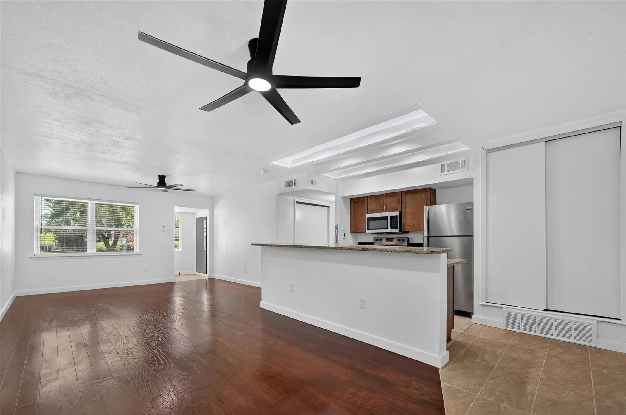 Single Family Residence For Rent in Dallas County , 2861 Mark Twain Drive, Farmers Branch, Texas 75234, 3 Bedroom, 2 Bathroom, 1 Garage spaces, 1,140 Sqft, built in 1962, mls#21342511, Real Estate Agent in Farmers Branch, Homes For Rent in Dallas county, Homes For Rent in Farmers Branch, Realtor in Farmers Branch Texas, Real Estate Brokerage Independent Realty Texas, Luminita Cordes Realtor