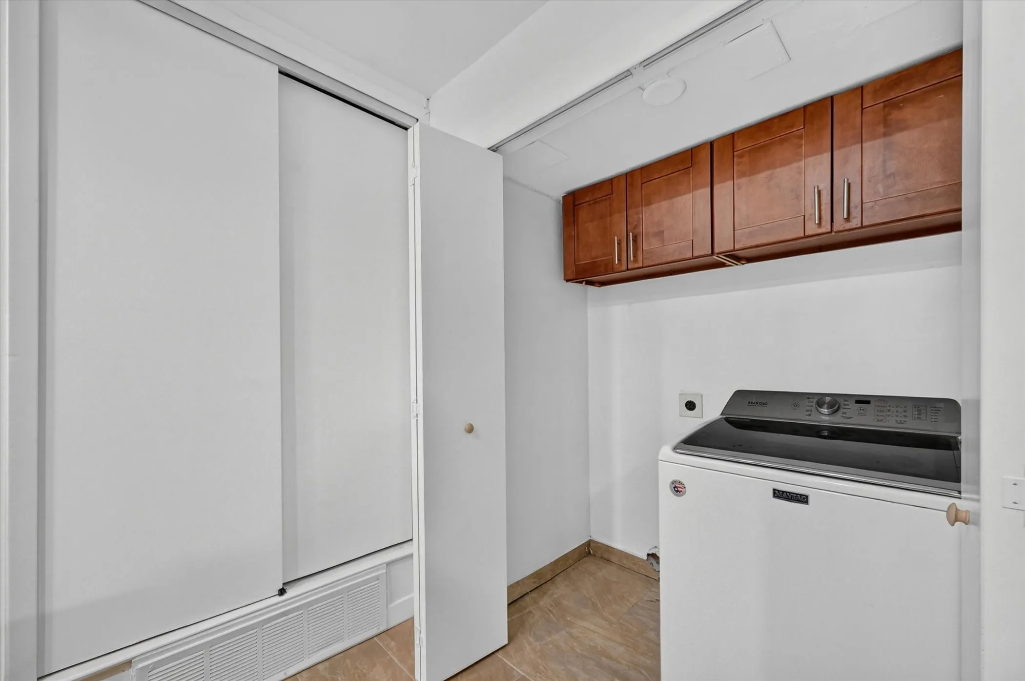 Single Family Residence For Rent in Dallas County , 2861 Mark Twain Drive, Farmers Branch, Texas 75234, 3 Bedroom, 2 Bathroom, 1 Garage spaces, 1,140 Sqft, built in 1962, mls#21342511, Real Estate Agent in Farmers Branch, Homes For Rent in Dallas county, Homes For Rent in Farmers Branch, Realtor in Farmers Branch Texas, Real Estate Brokerage Independent Realty Texas, Luminita Cordes Realtor