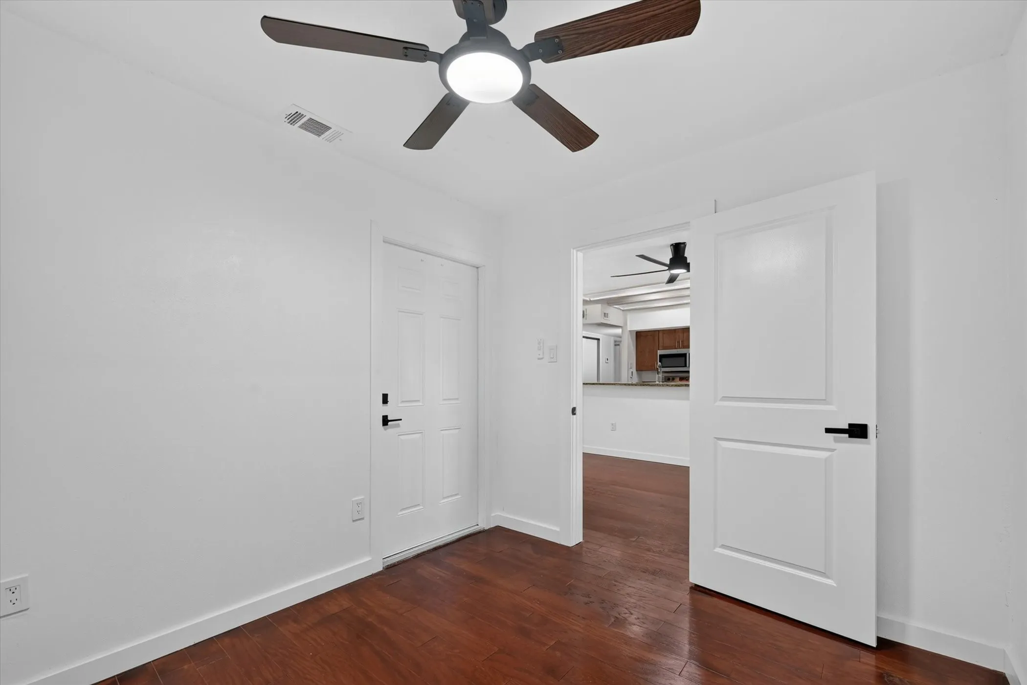 Single Family Residence For Rent in Dallas County , 2861 Mark Twain Drive, Farmers Branch, Texas 75234, 3 Bedroom, 2 Bathroom, 1 Garage spaces, 1,140 Sqft, built in 1962, mls#21342511, Real Estate Agent in Farmers Branch, Homes For Rent in Dallas county, Homes For Rent in Farmers Branch, Realtor in Farmers Branch Texas, Real Estate Brokerage Independent Realty Texas, Luminita Cordes Realtor