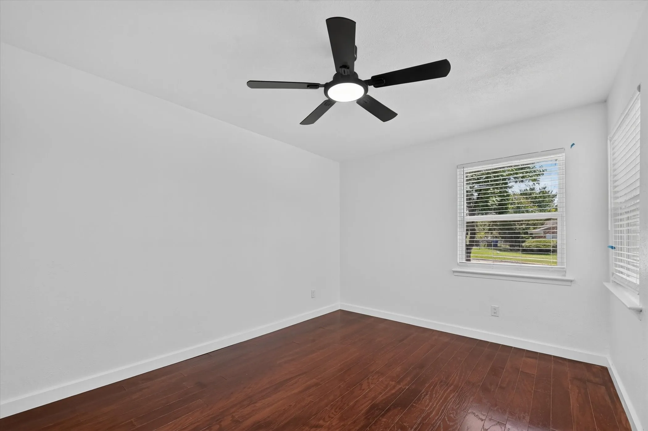 Single Family Residence For Rent in Dallas County , 2861 Mark Twain Drive, Farmers Branch, Texas 75234, 3 Bedroom, 2 Bathroom, 1 Garage spaces, 1,140 Sqft, built in 1962, mls#21342511, Real Estate Agent in Farmers Branch, Homes For Rent in Dallas county, Homes For Rent in Farmers Branch, Realtor in Farmers Branch Texas, Real Estate Brokerage Independent Realty Texas, Luminita Cordes Realtor