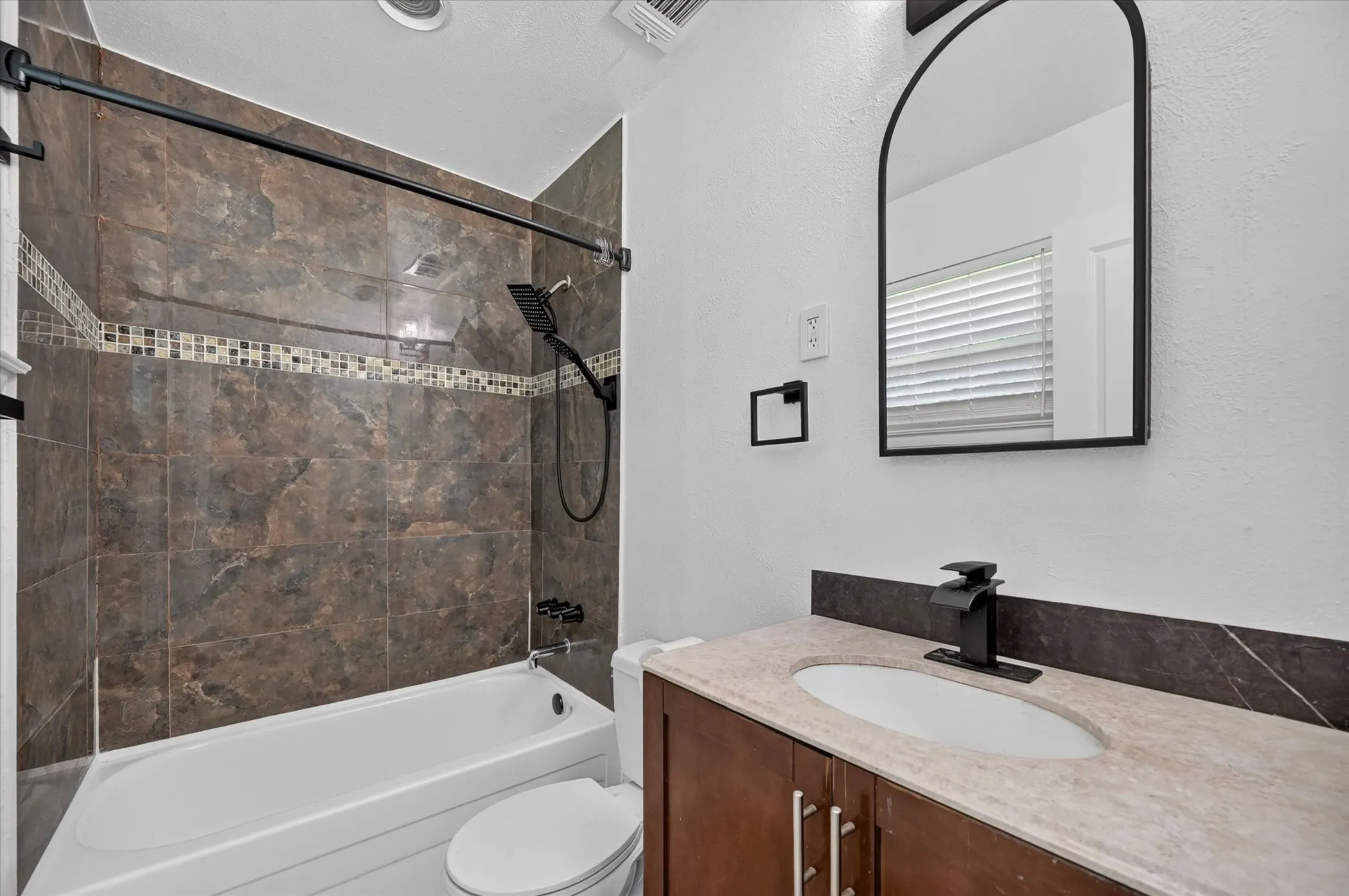 Single Family Residence For Rent in Dallas County , 2861 Mark Twain Drive, Farmers Branch, Texas 75234, 3 Bedroom, 2 Bathroom, 1 Garage spaces, 1,140 Sqft, built in 1962, mls#21342511, Real Estate Agent in Farmers Branch, Homes For Rent in Dallas county, Homes For Rent in Farmers Branch, Realtor in Farmers Branch Texas, Real Estate Brokerage Independent Realty Texas, Luminita Cordes Realtor