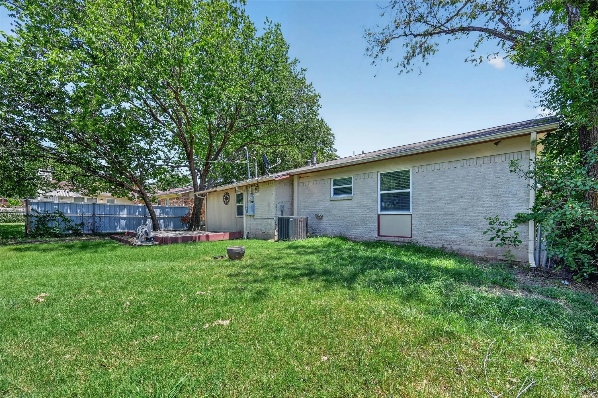 Single Family Residence For Rent in Dallas County , 2861 Mark Twain Drive, Farmers Branch, Texas 75234, 3 Bedroom, 2 Bathroom, 1 Garage spaces, 1,140 Sqft, built in 1962, mls#21342511, Real Estate Agent in Farmers Branch, Homes For Rent in Dallas county, Homes For Rent in Farmers Branch, Realtor in Farmers Branch Texas, Real Estate Brokerage Independent Realty Texas, Luminita Cordes Realtor