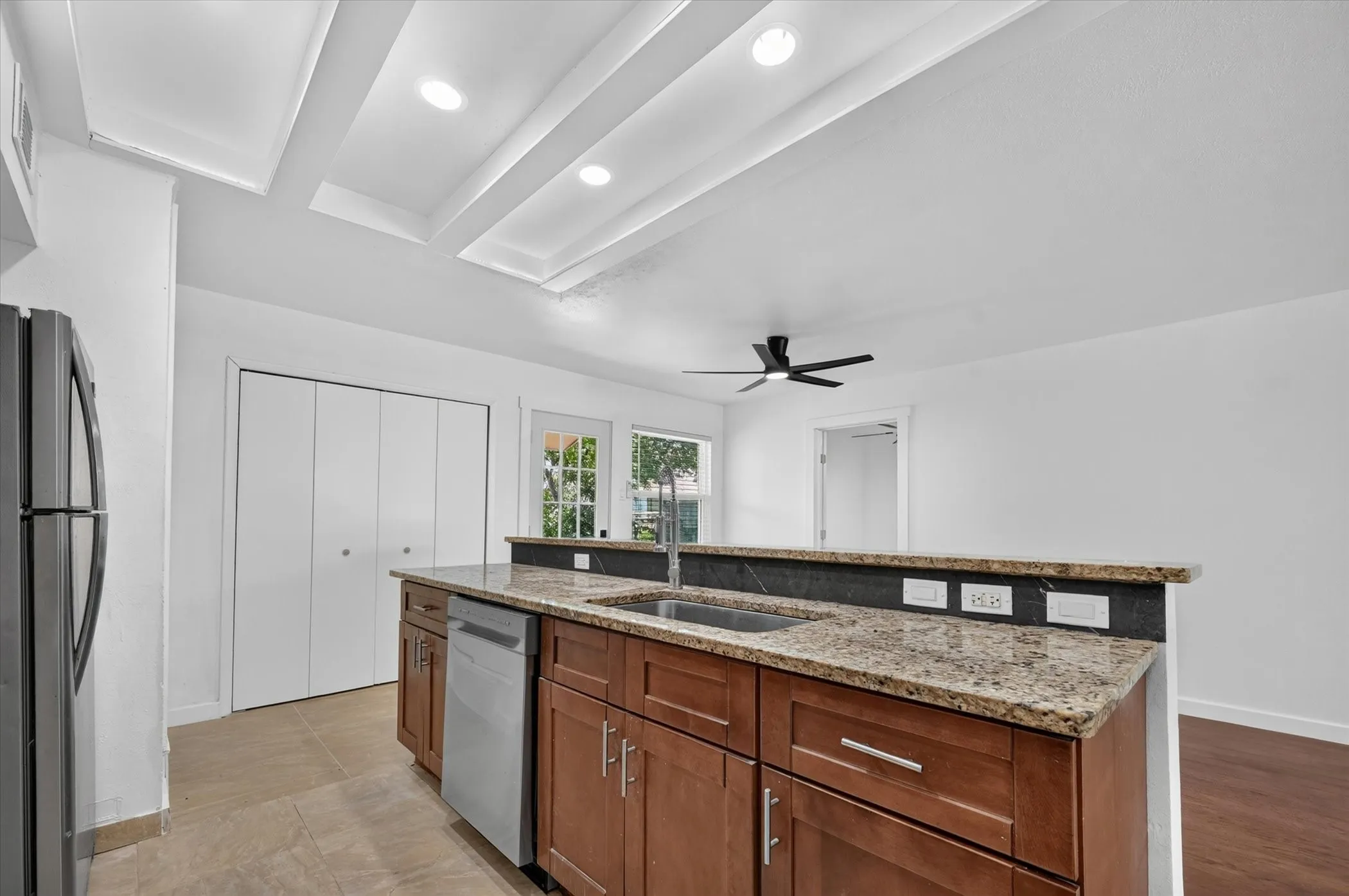 Single Family Residence For Rent in Dallas County , 2861 Mark Twain Drive, Farmers Branch, Texas 75234, 3 Bedroom, 2 Bathroom, 1 Garage spaces, 1,140 Sqft, built in 1962, mls#21342511, Real Estate Agent in Farmers Branch, Homes For Rent in Dallas county, Homes For Rent in Farmers Branch, Realtor in Farmers Branch Texas, Real Estate Brokerage Independent Realty Texas, Luminita Cordes Realtor