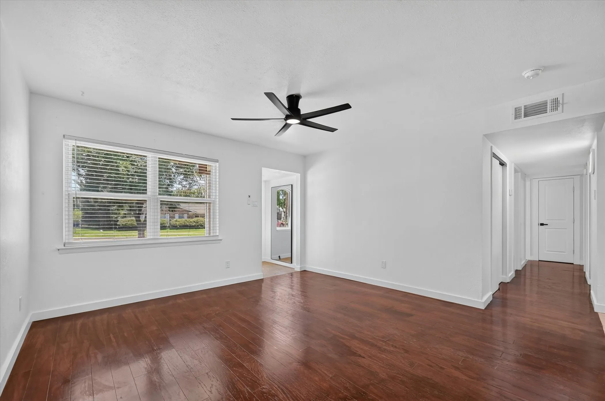 Single Family Residence For Rent in Dallas County , 2861 Mark Twain Drive, Farmers Branch, Texas 75234, 3 Bedroom, 2 Bathroom, 1 Garage spaces, 1,140 Sqft, built in 1962, mls#21342511, Real Estate Agent in Farmers Branch, Homes For Rent in Dallas county, Homes For Rent in Farmers Branch, Realtor in Farmers Branch Texas, Real Estate Brokerage Independent Realty Texas, Luminita Cordes Realtor