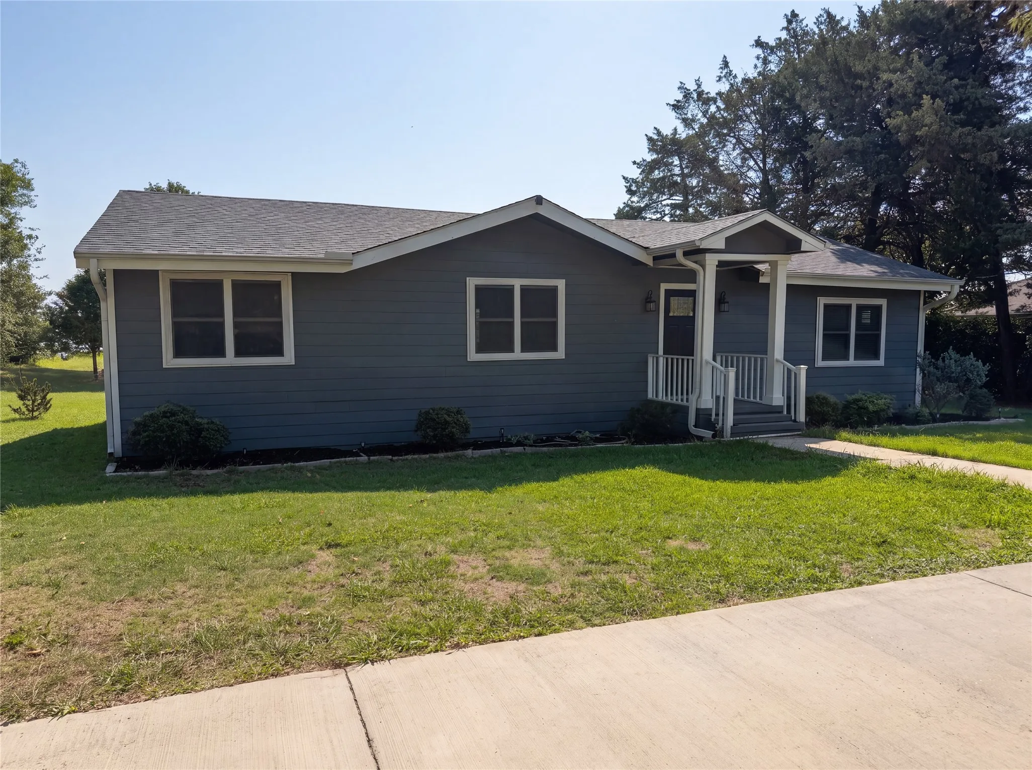 Single Family Residence For Sale in Henderson County , 400 Causeway View, Seven Points, Texas 75143, 3 Bedroom, 2 Bathroom, Garage spaces, 900 Sqft, built in 1980, mls#21342217, Real Estate Agent in Seven Points, Homes For Sale in Henderson county, Homes For Sale in Seven Points, Realtor in Seven Points Texas, Real Estate Brokerage Independent Realty Texas, Luminita Cordes Realtor