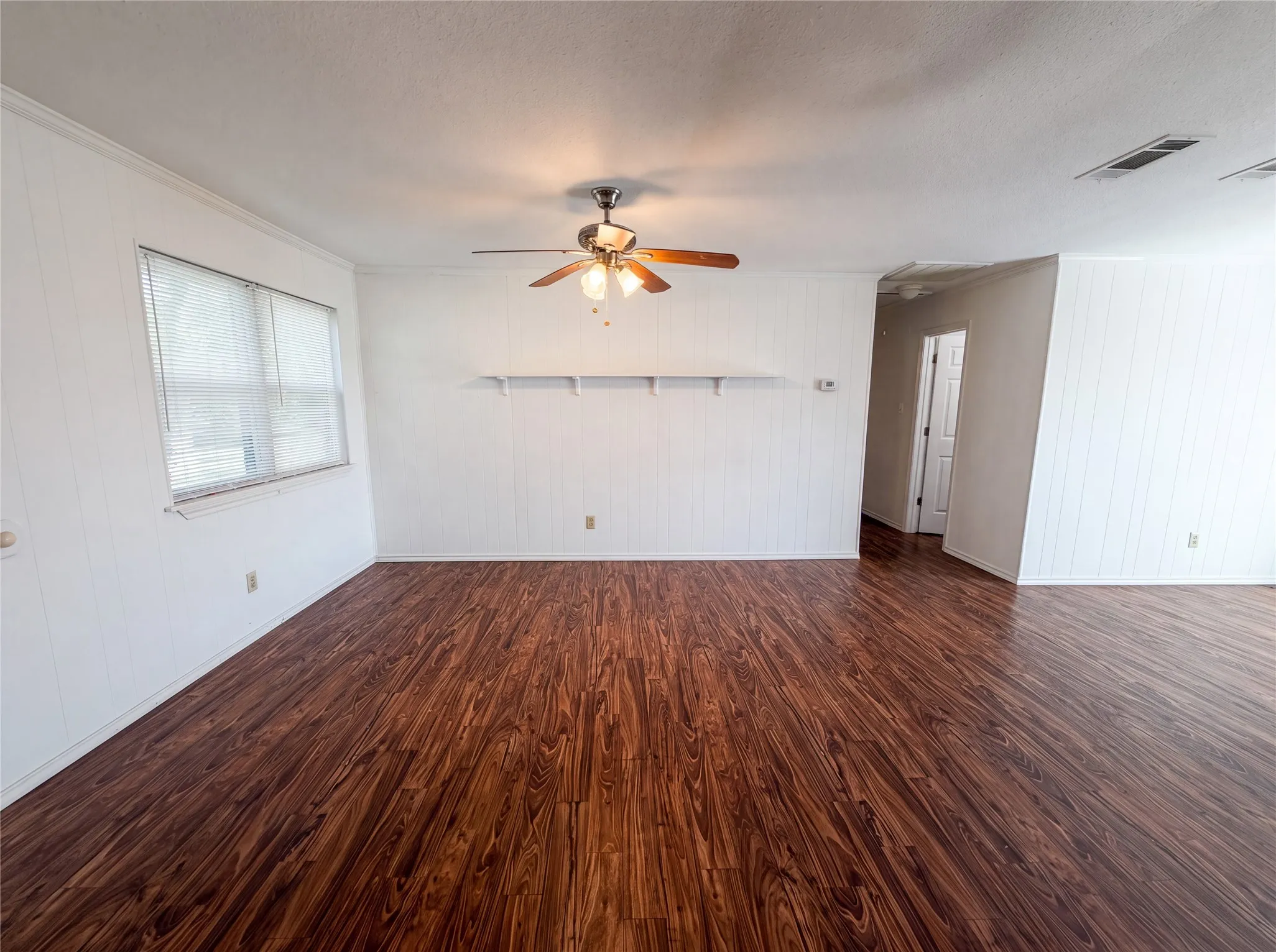 Single Family Residence For Sale in Henderson County , 400 Causeway View, Seven Points, Texas 75143, 3 Bedroom, 2 Bathroom, Garage spaces, 900 Sqft, built in 1980, mls#21342217, Real Estate Agent in Seven Points, Homes For Sale in Henderson county, Homes For Sale in Seven Points, Realtor in Seven Points Texas, Real Estate Brokerage Independent Realty Texas, Luminita Cordes Realtor
