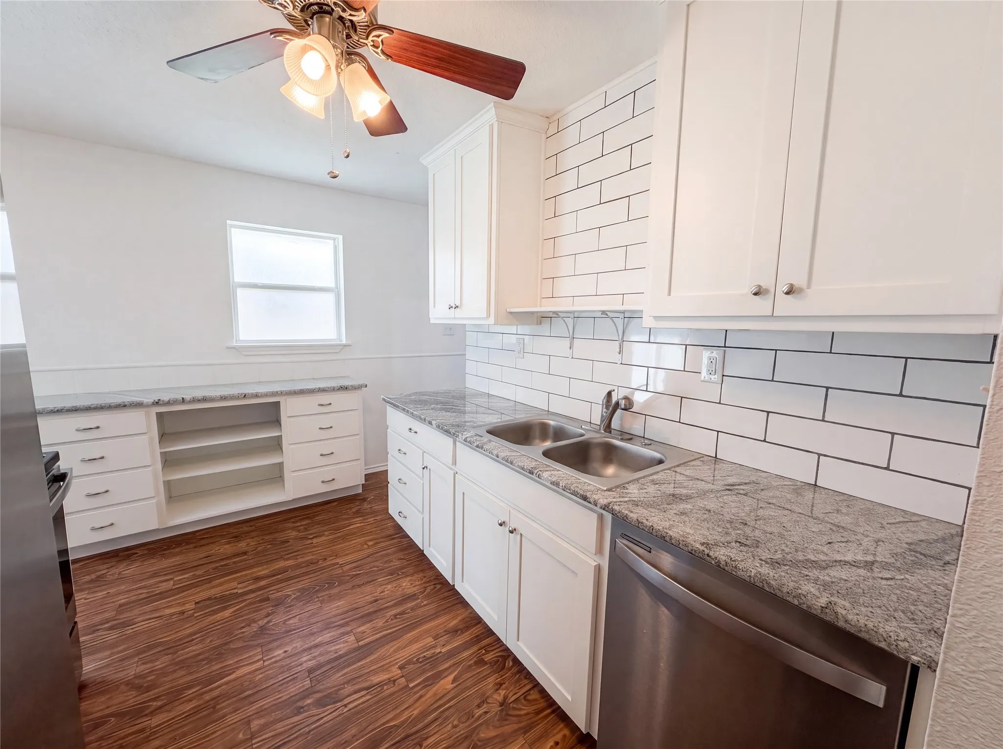 Single Family Residence For Sale in Henderson County , 400 Causeway View, Seven Points, Texas 75143, 3 Bedroom, 2 Bathroom, Garage spaces, 900 Sqft, built in 1980, mls#21342217, Real Estate Agent in Seven Points, Homes For Sale in Henderson county, Homes For Sale in Seven Points, Realtor in Seven Points Texas, Real Estate Brokerage Independent Realty Texas, Luminita Cordes Realtor