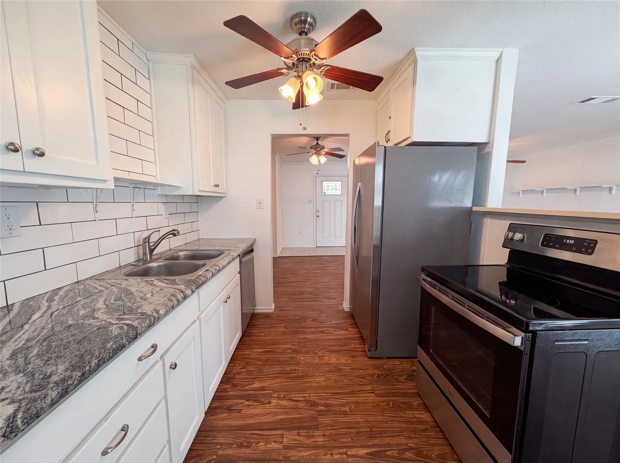 Single Family Residence For Sale in Henderson County , 400 Causeway View, Seven Points, Texas 75143, 3 Bedroom, 2 Bathroom, Garage spaces, 900 Sqft, built in 1980, mls#21342217, Real Estate Agent in Seven Points, Homes For Sale in Henderson county, Homes For Sale in Seven Points, Realtor in Seven Points Texas, Real Estate Brokerage Independent Realty Texas, Luminita Cordes Realtor