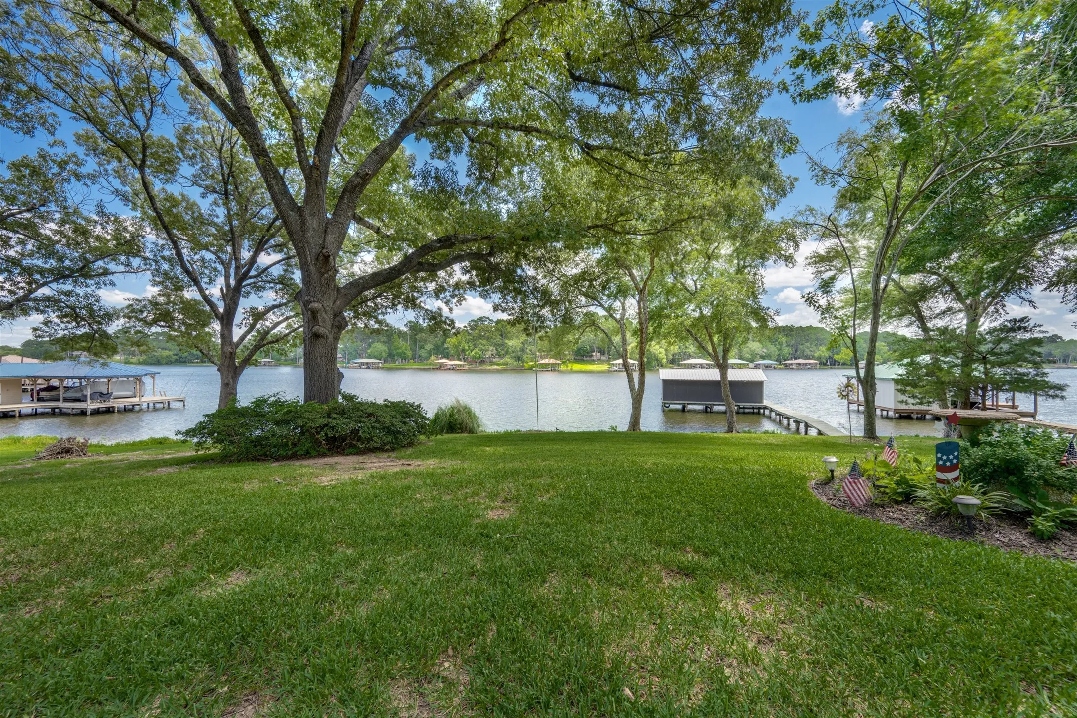 Single Family Residence For Sale in Henderson County , 23258 Edgewater Drive, Frankston, Texas 75763, 3 Bedroom, 2 Bathroom, 2 Garage spaces, 1,924 Sqft, built in 1996, mls#21342514, Real Estate Agent in Frankston, Homes For Sale in Henderson county, Homes For Sale in Frankston, Realtor in Frankston Texas, Real Estate Brokerage Independent Realty Texas, Luminita Cordes Realtor