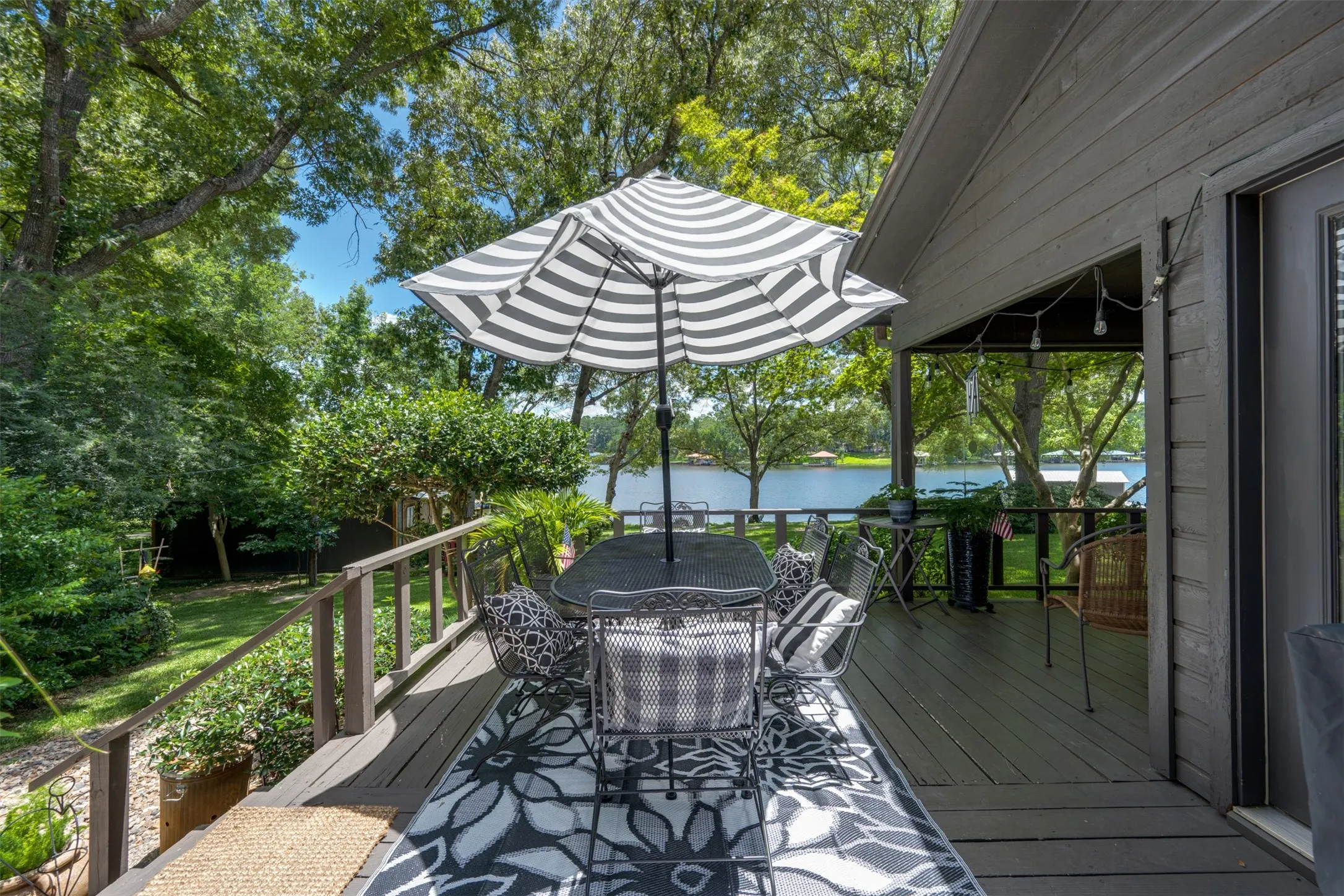 Single Family Residence For Sale in Henderson County , 23258 Edgewater Drive, Frankston, Texas 75763, 3 Bedroom, 2 Bathroom, 2 Garage spaces, 1,924 Sqft, built in 1996, mls#21342514, Real Estate Agent in Frankston, Homes For Sale in Henderson county, Homes For Sale in Frankston, Realtor in Frankston Texas, Real Estate Brokerage Independent Realty Texas, Luminita Cordes Realtor