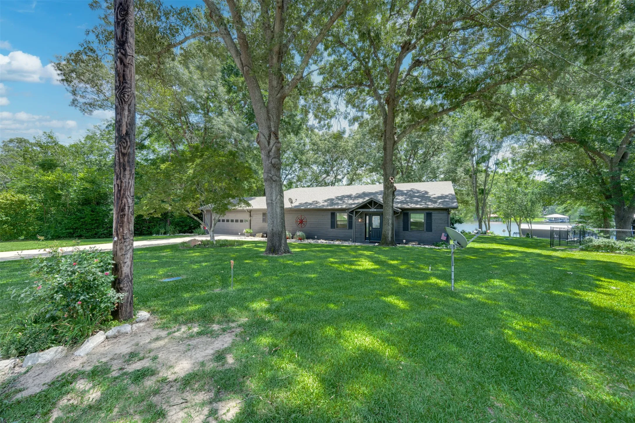 Single Family Residence For Sale in Henderson County , 23258 Edgewater Drive, Frankston, Texas 75763, 3 Bedroom, 2 Bathroom, 2 Garage spaces, 1,924 Sqft, built in 1996, mls#21342514, Real Estate Agent in Frankston, Homes For Sale in Henderson county, Homes For Sale in Frankston, Realtor in Frankston Texas, Real Estate Brokerage Independent Realty Texas, Luminita Cordes Realtor