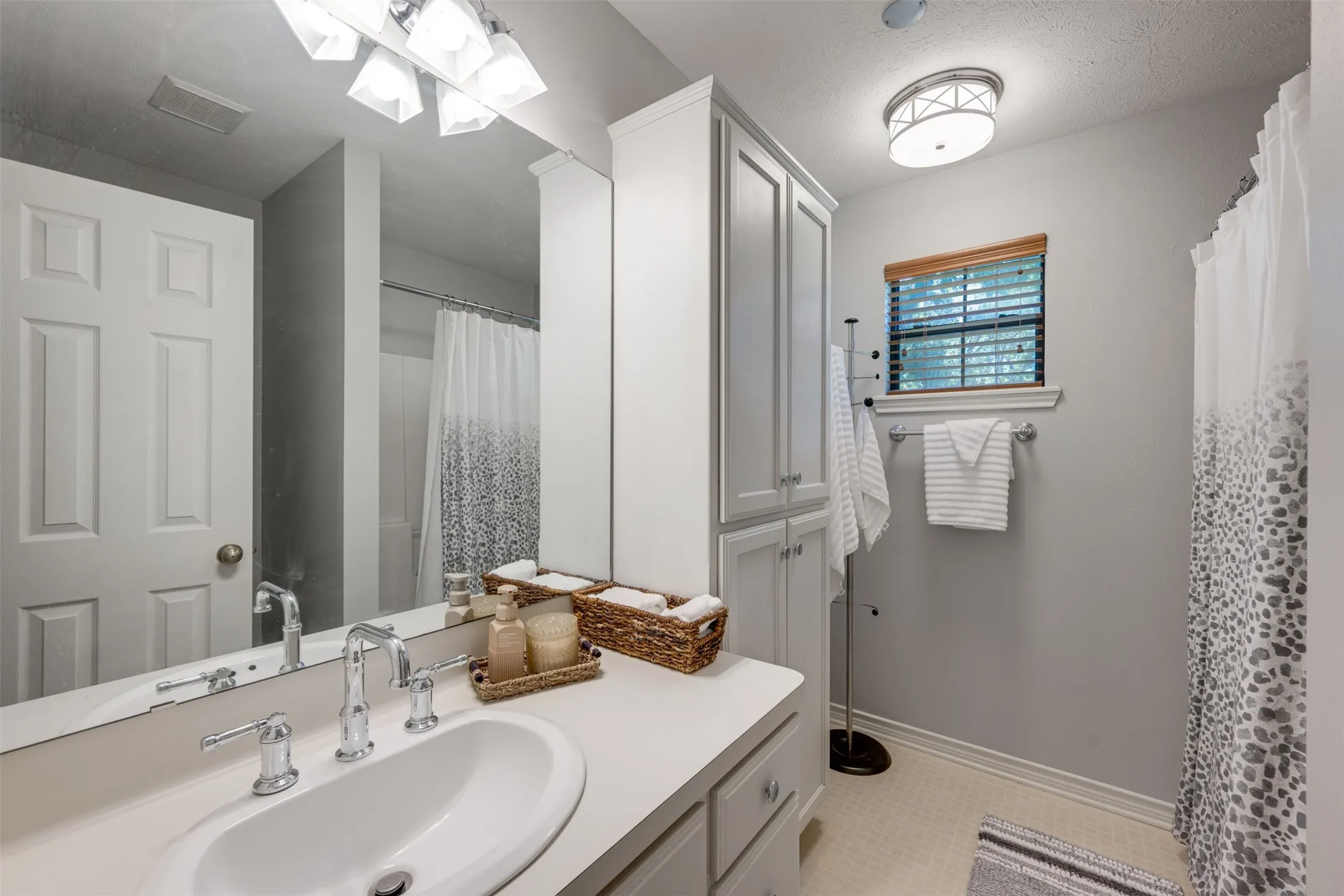 Single Family Residence For Sale in Henderson County , 23258 Edgewater Drive, Frankston, Texas 75763, 3 Bedroom, 2 Bathroom, 2 Garage spaces, 1,924 Sqft, built in 1996, mls#21342514, Real Estate Agent in Frankston, Homes For Sale in Henderson county, Homes For Sale in Frankston, Realtor in Frankston Texas, Real Estate Brokerage Independent Realty Texas, Luminita Cordes Realtor